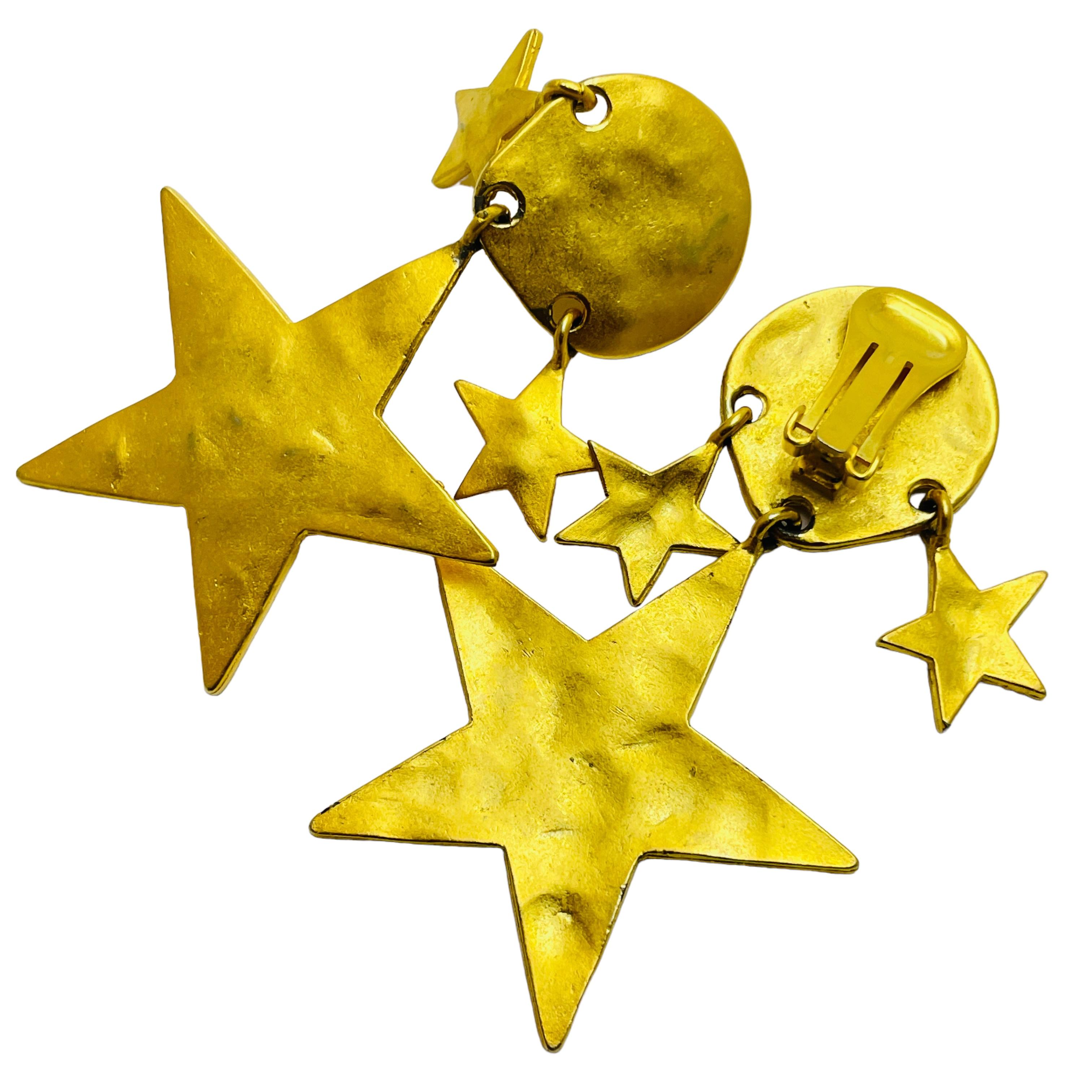 Designer-Laufsteg-Ohrclips aus mattem Gold mit Sternen-Tropfen im Zustand „Gut“ im Angebot in Palos Hills, IL