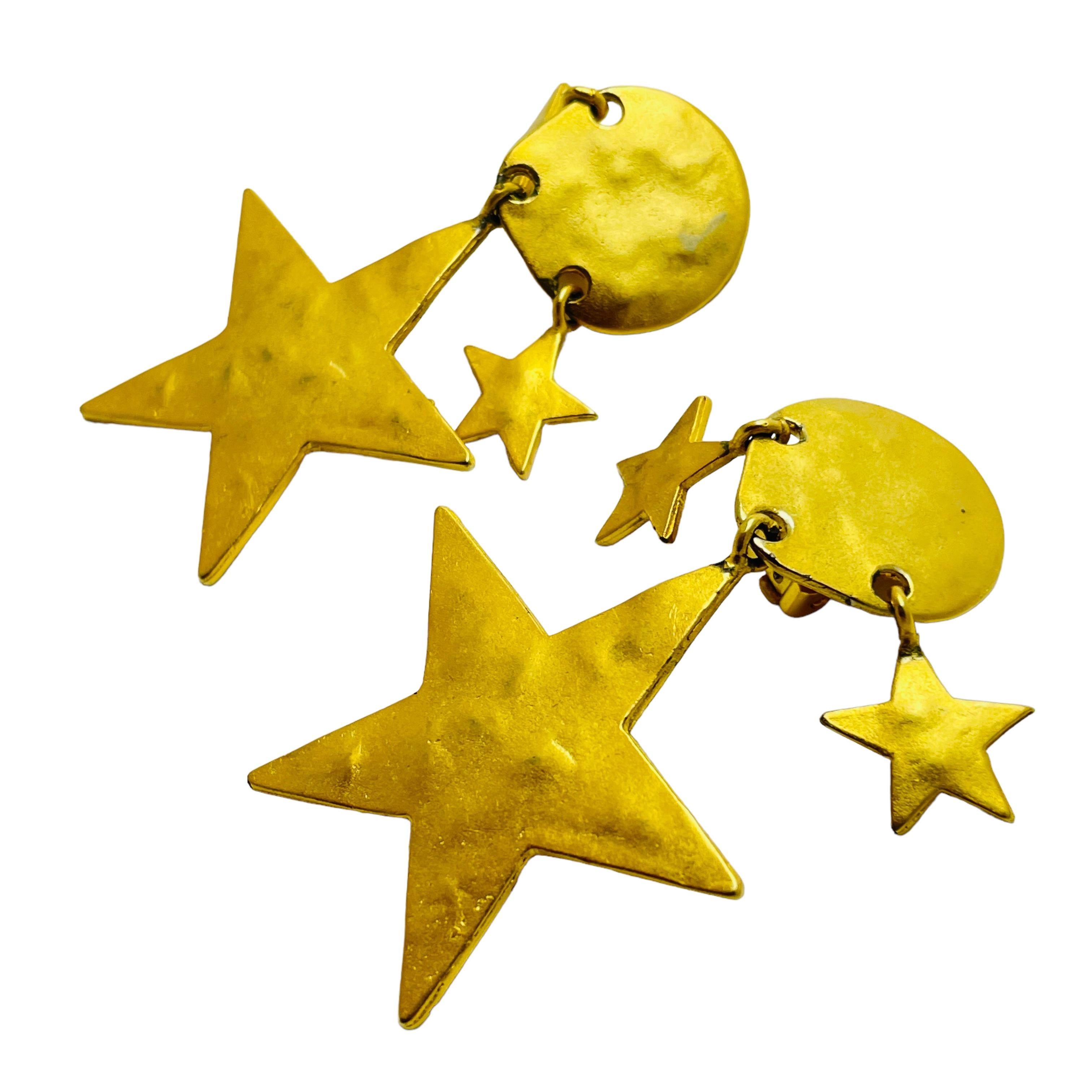 Designer-Laufsteg-Ohrclips aus mattem Gold mit Sternen-Tropfen Damen im Angebot
