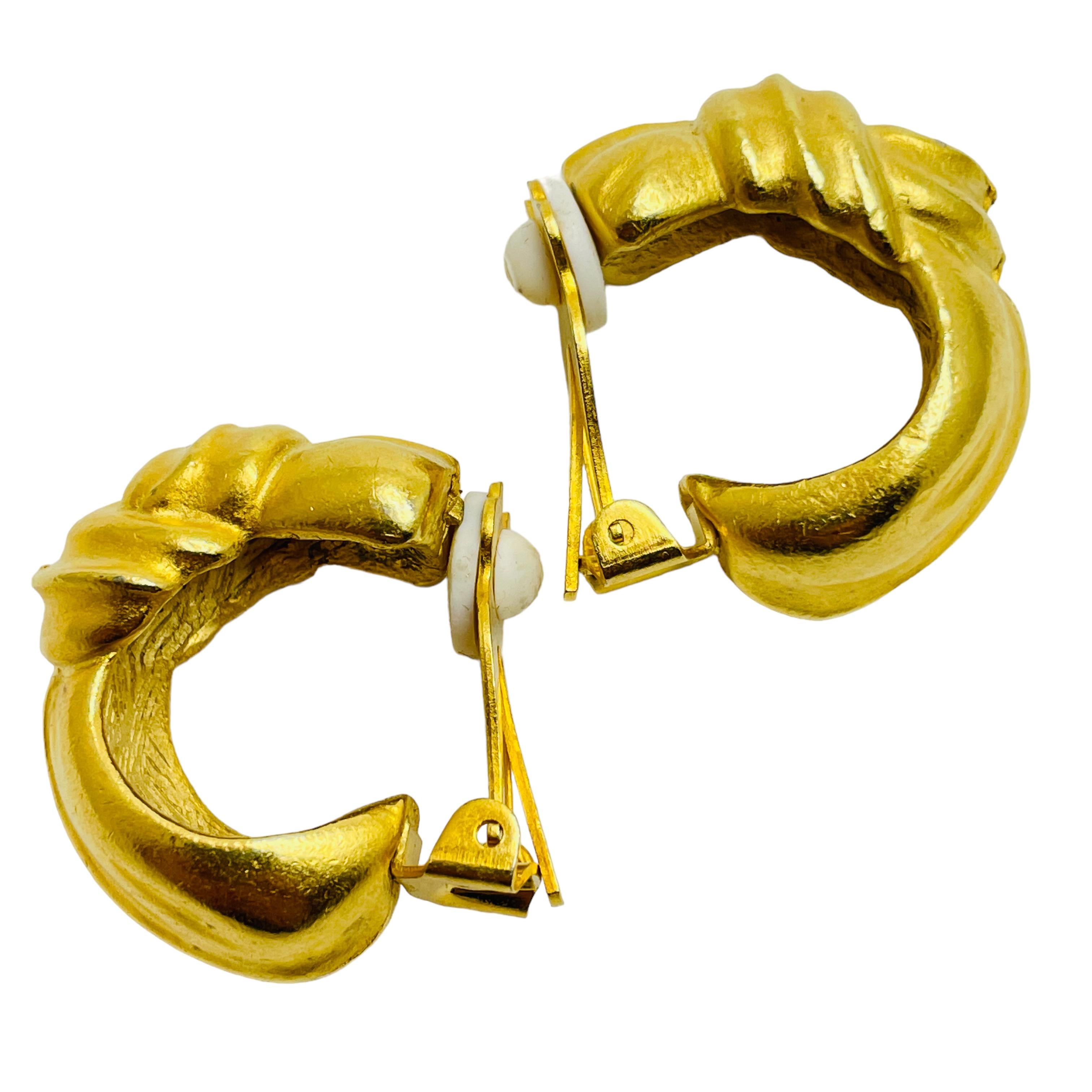 DETAILS

• unsigned 

• gold tone 

• vintage designer earrings

MEASUREMENTS  

• 

CONDITION

•  very good vintage condition with minimal signs of wear 

 Sku 38

❤️❤️  VINTAGE DESIGNER JEWELRY ❤️❤️

❤️❤️  ALEXANDER’S BOUTIQUE  ❤️❤️