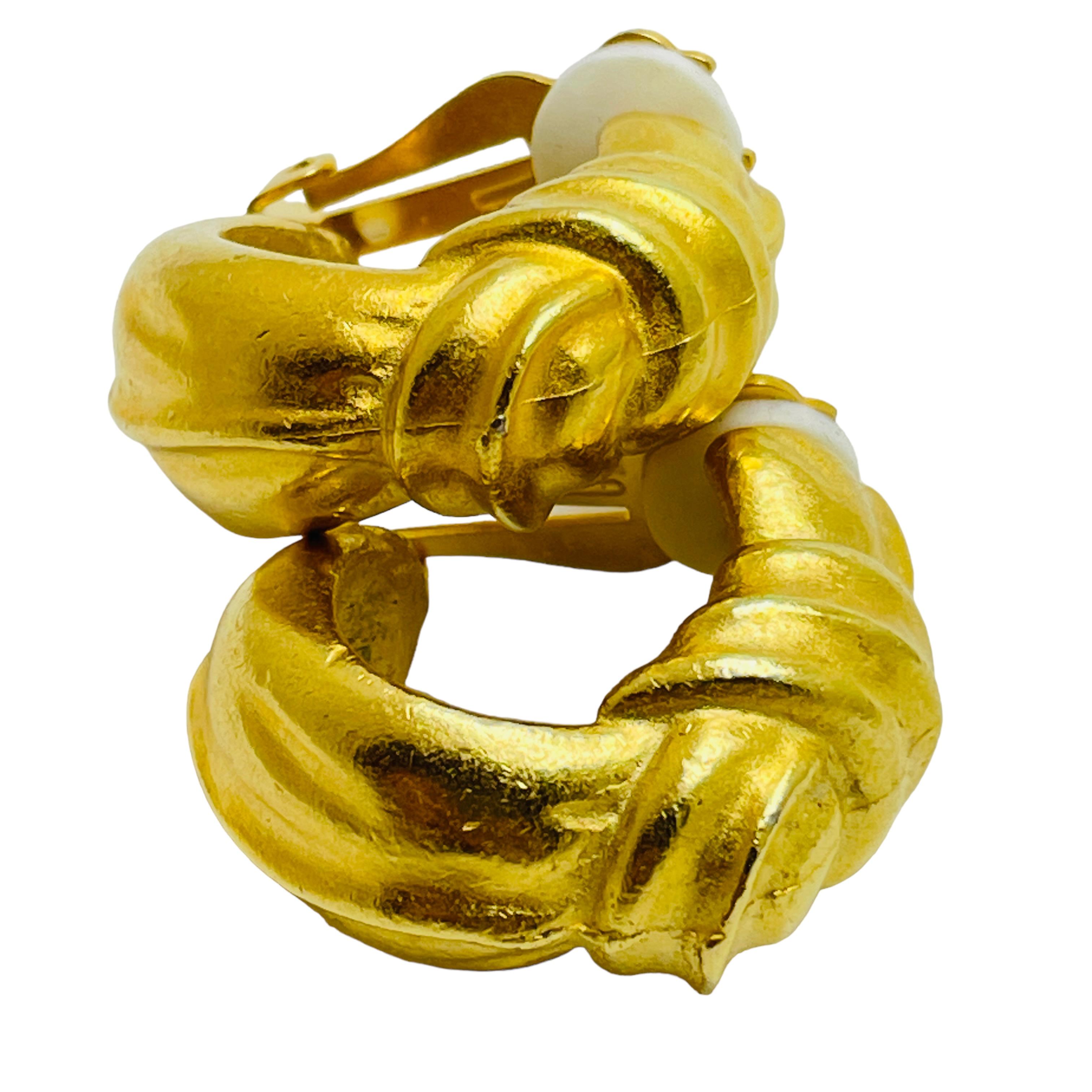 Vintage matte gold designer runway hoop clip on earrings In Good Condition For Sale In Palos Hills, IL