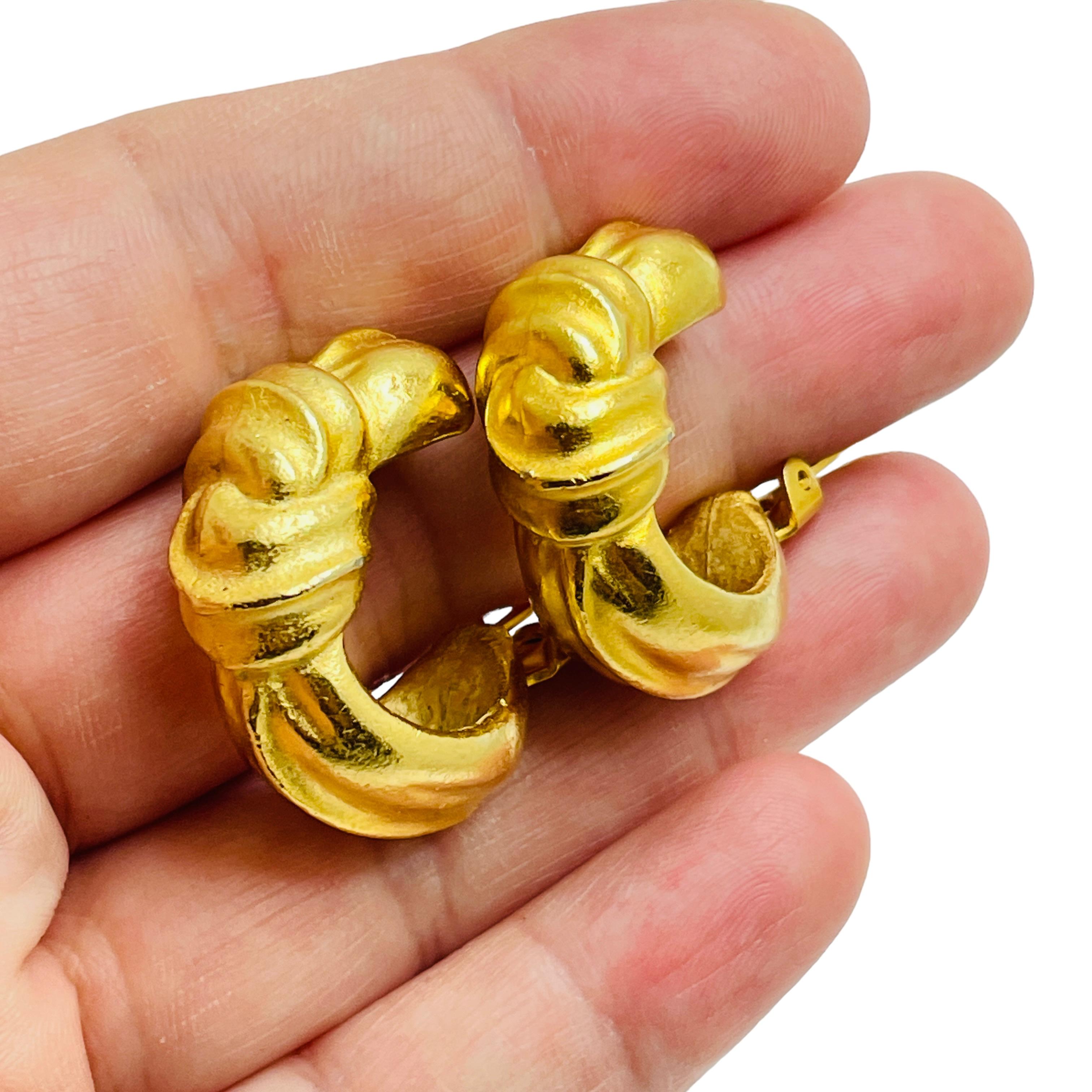 Vintage matte gold designer runway hoop clip on earrings For Sale 1