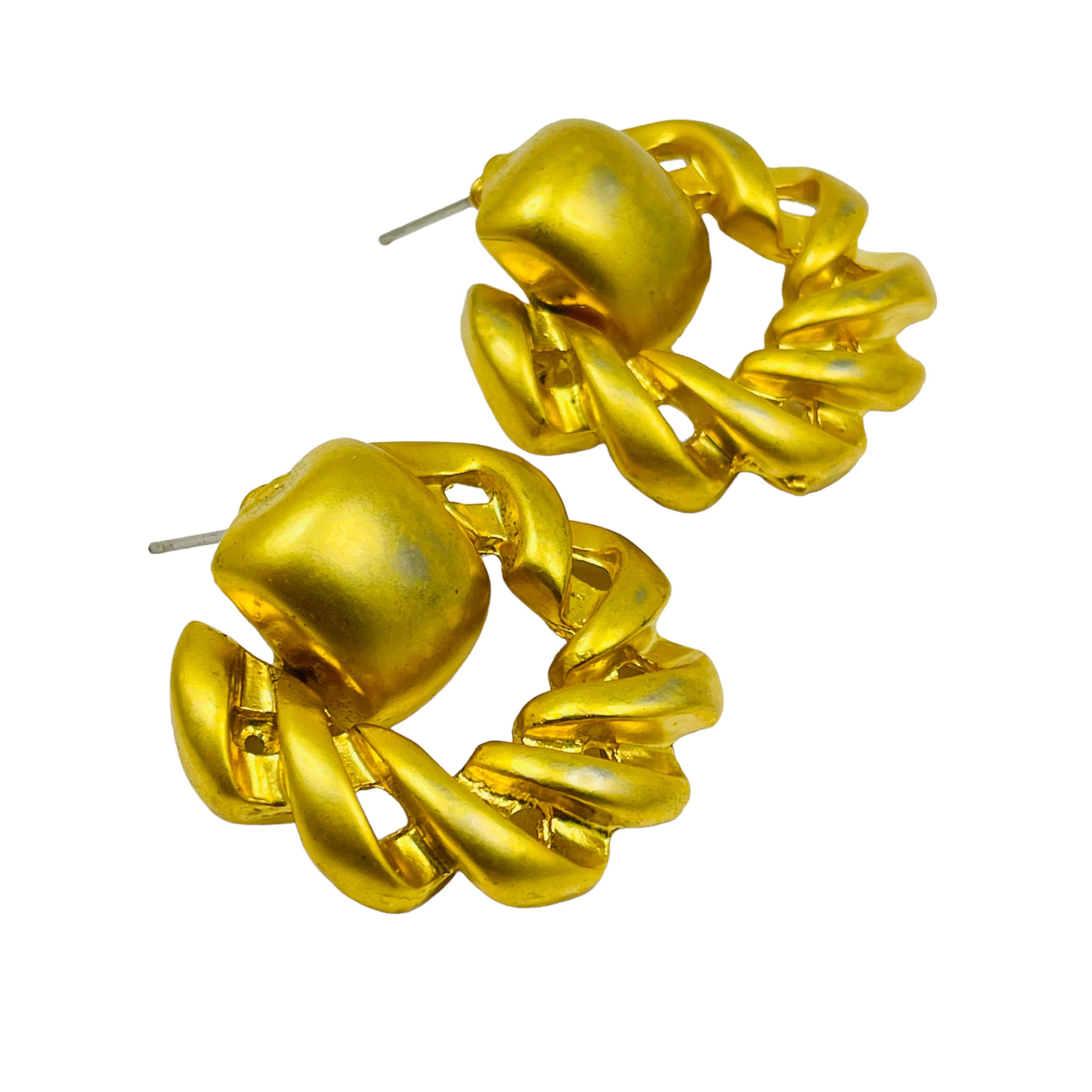 DETAILS

• unsigned

• gold tone 

• vintage designer clip on earrings

MEASUREMENTS

• 1.13