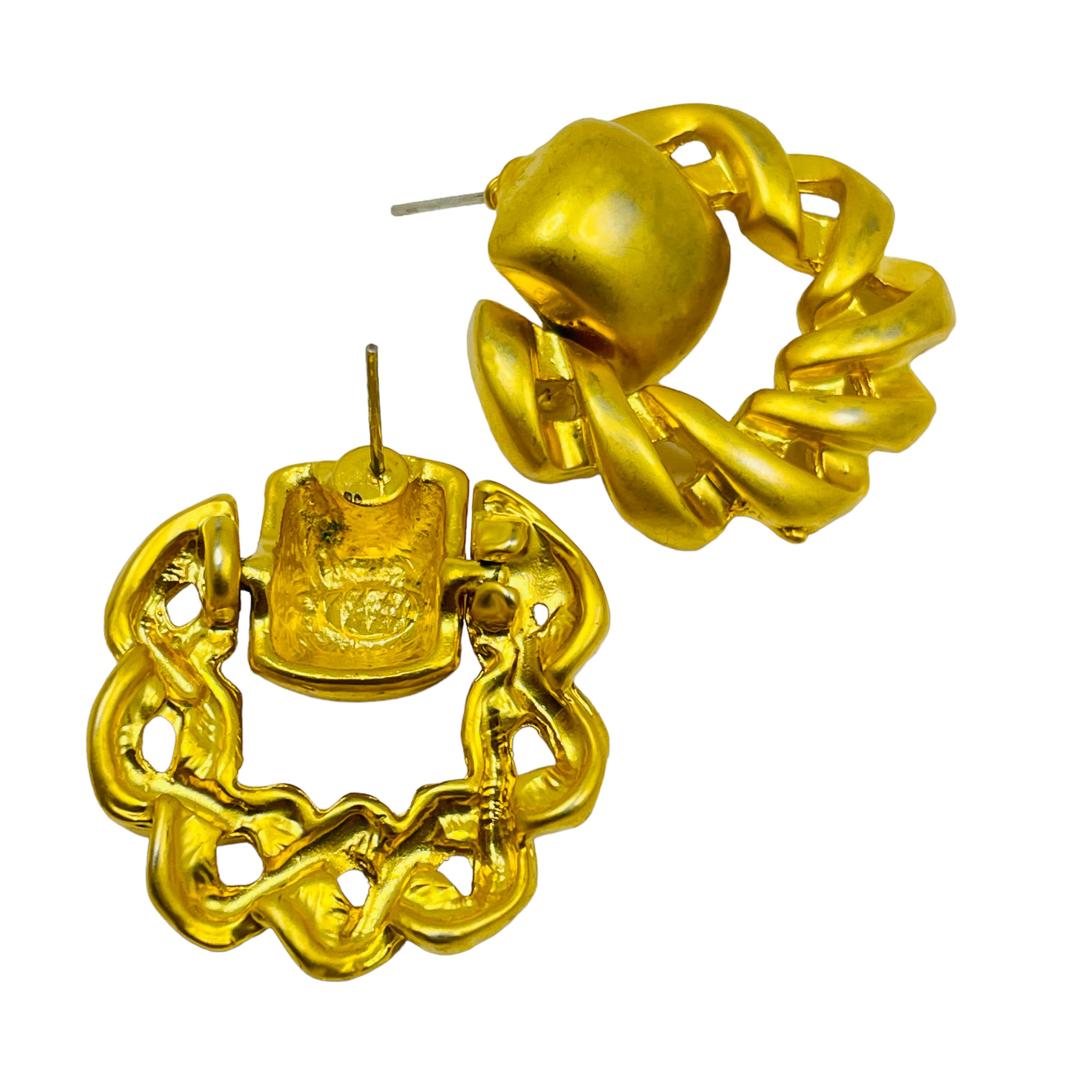 Vintage matte gold door knocker designer pierced earrings In Good Condition For Sale In Palos Hills, IL