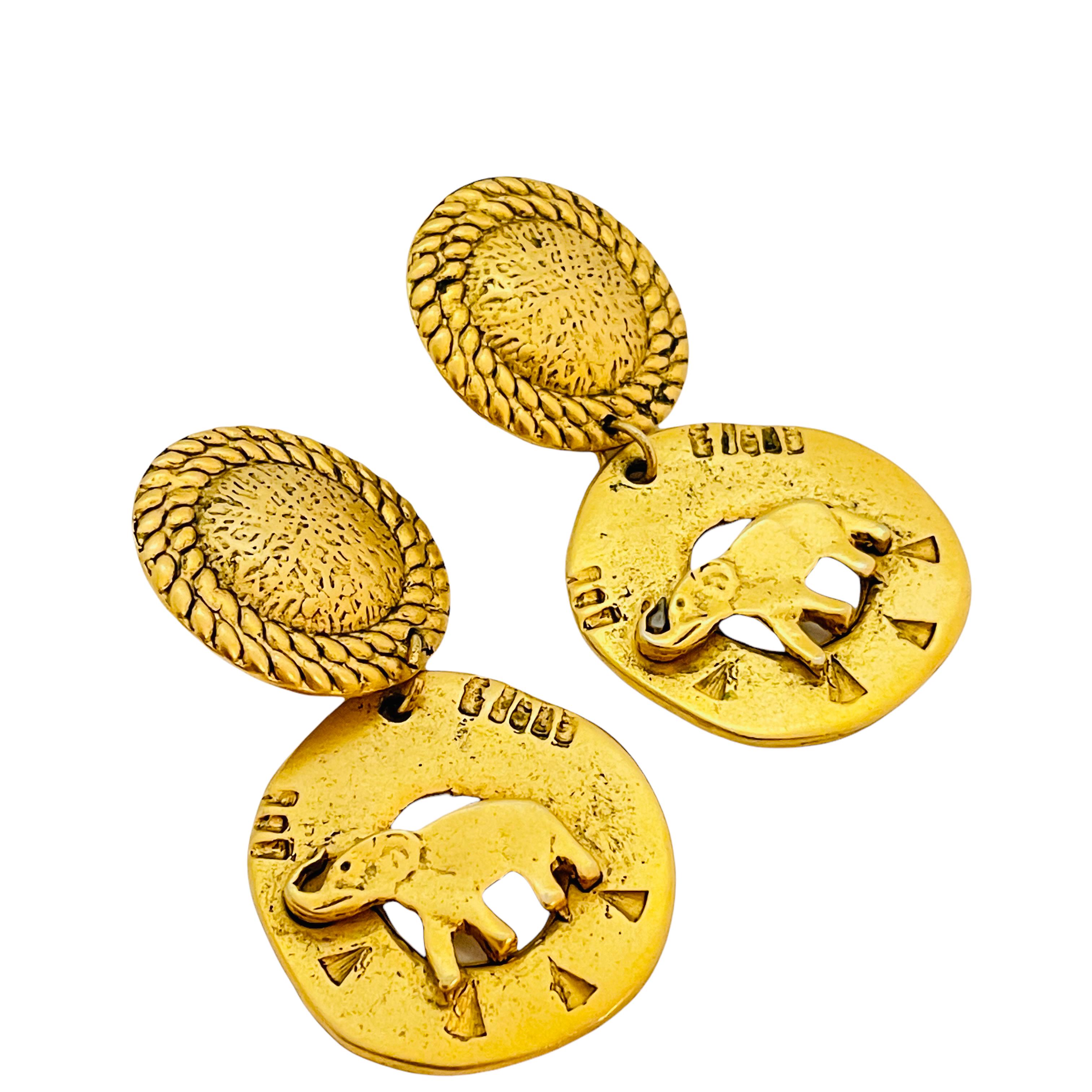 DETALLES

- sin signo

- tono dorado

- pendientes de pasarela de diseño vintage

MEDIDAS

- 2,5