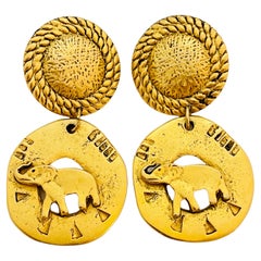 Boucles d'oreilles vintage de créateur en émail doré mat avec pendentifs en forme d'éléphant pendants, défilé