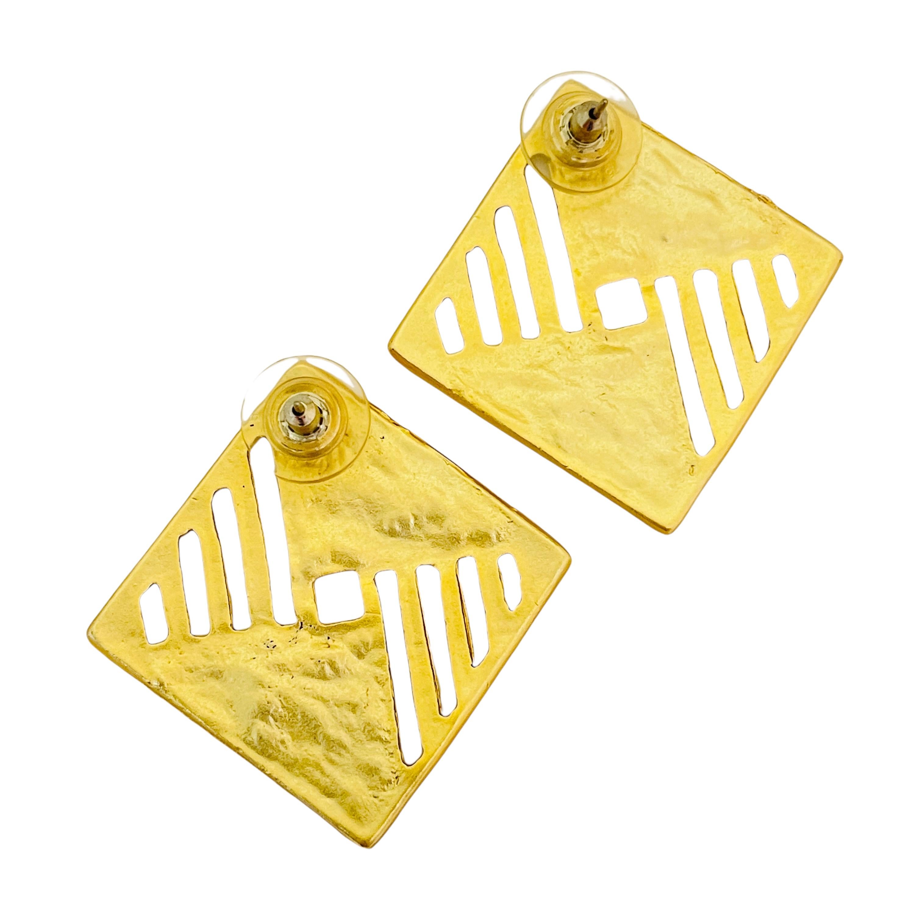 Vintage matte gold enamel designer runway earrings In Excellent Condition For Sale In Palos Hills, IL