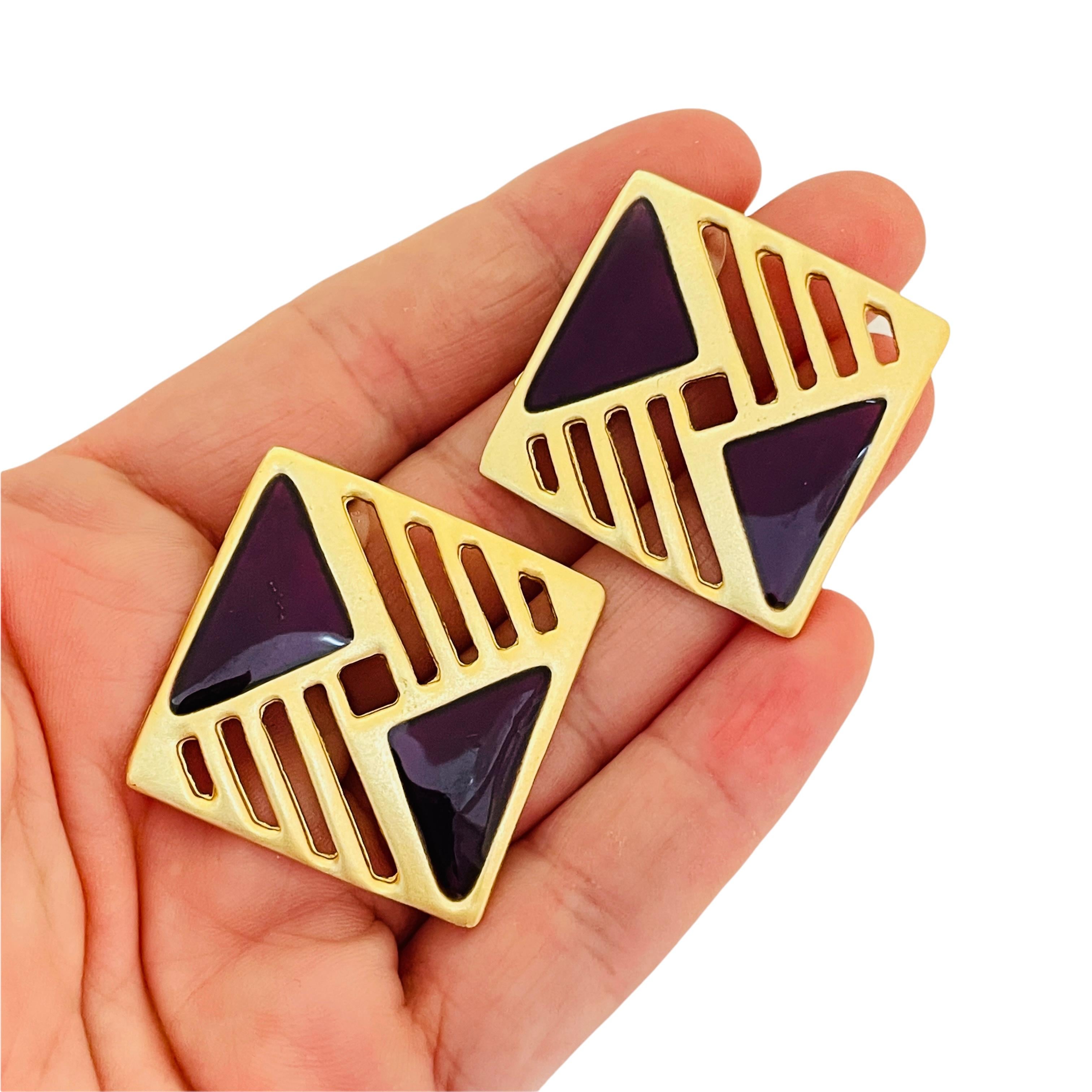 Women's Vintage matte gold enamel designer runway earrings For Sale