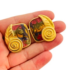 Orecchini a buco vintage con foglia smaltata in oro opaco di design