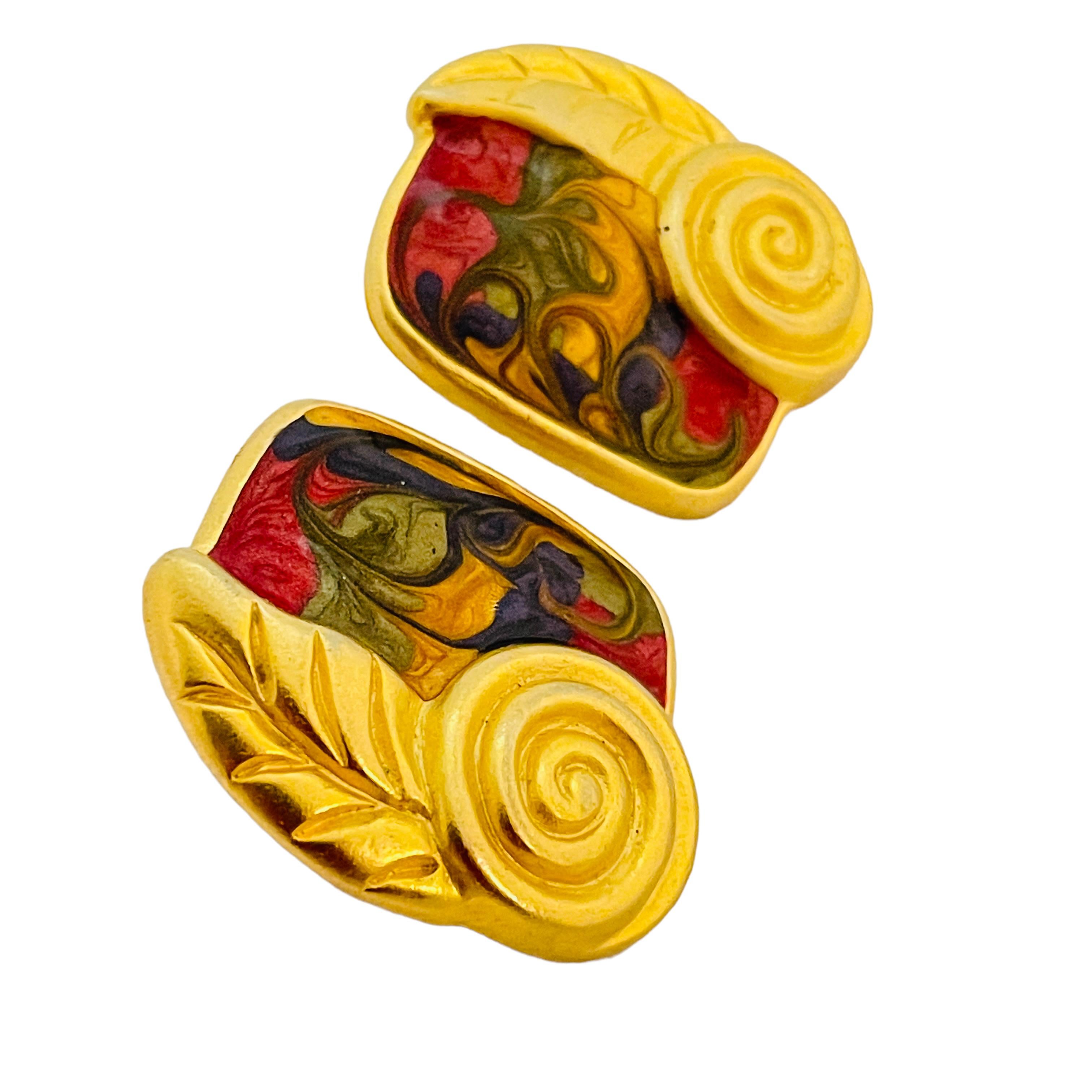 Designer-Laufsteg-Ohrringe aus mattem Gold mit Emaille-Blatt im Zustand „Gut“ im Angebot in Palos Hills, IL