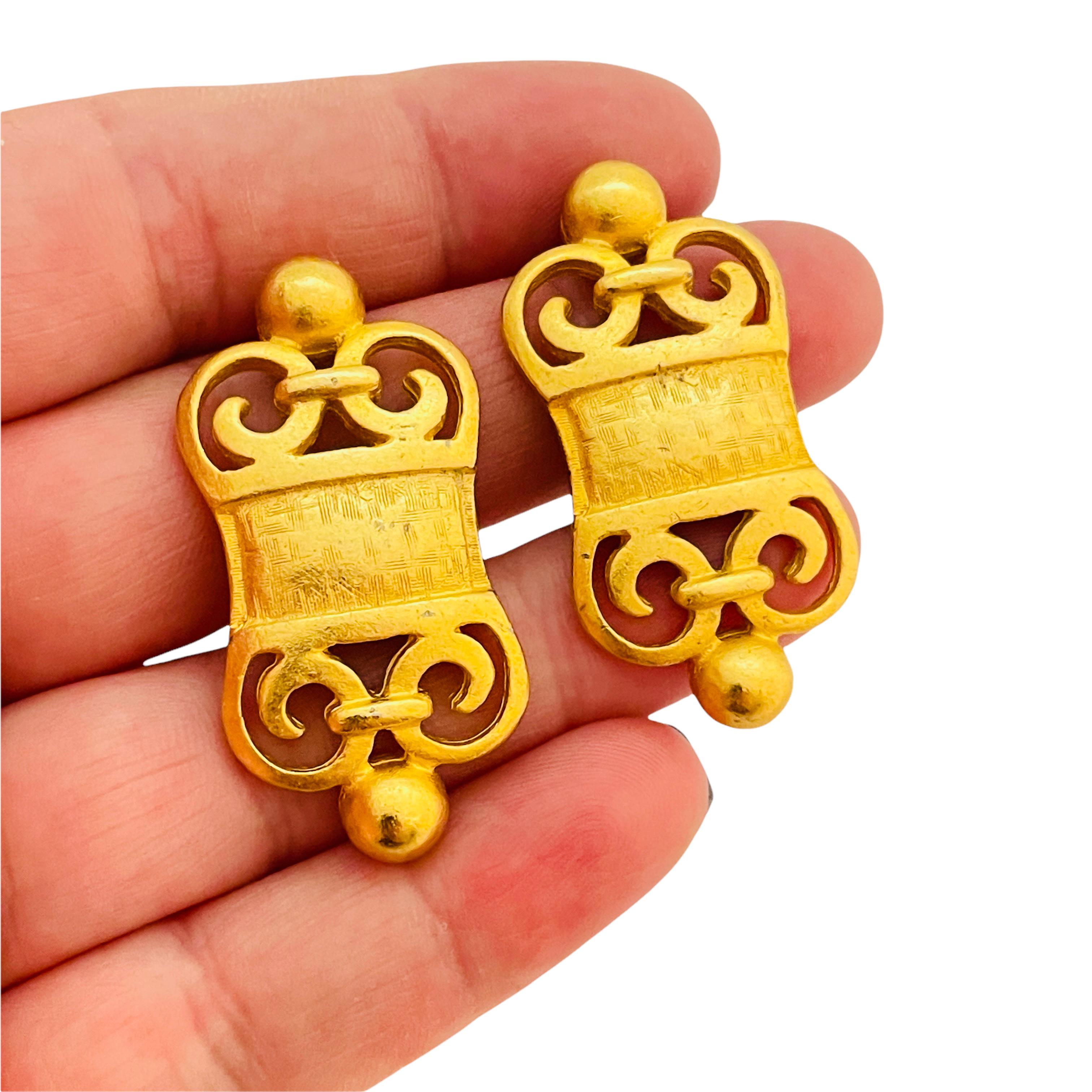 Vintage matte gold Etruscan style designer runway clip on earrings In Good Condition For Sale In Palos Hills, IL
