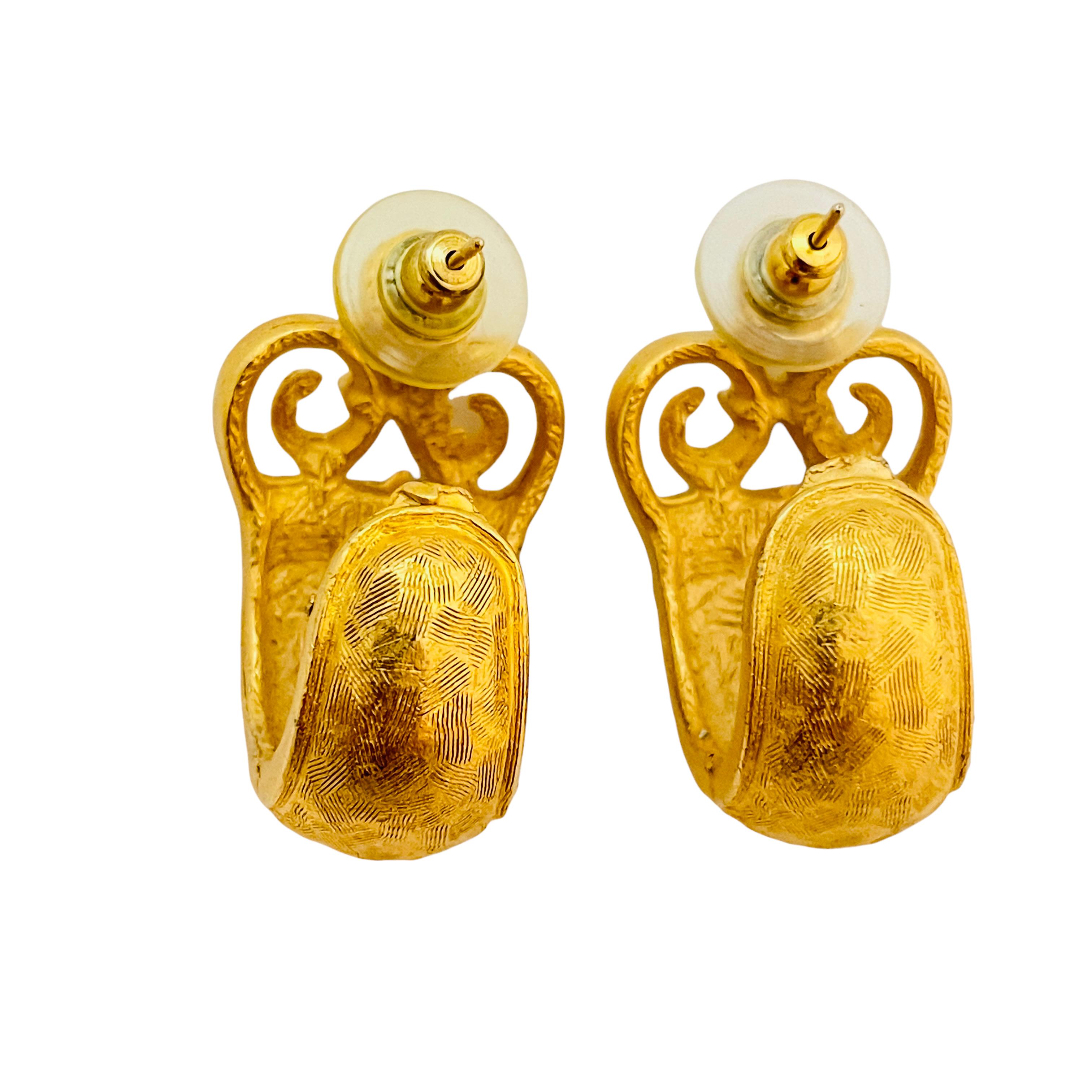 DETAILS

• unsigned

• gold tone 

• vintage designer runway earrings

MEASUREMENTS

• 1.33