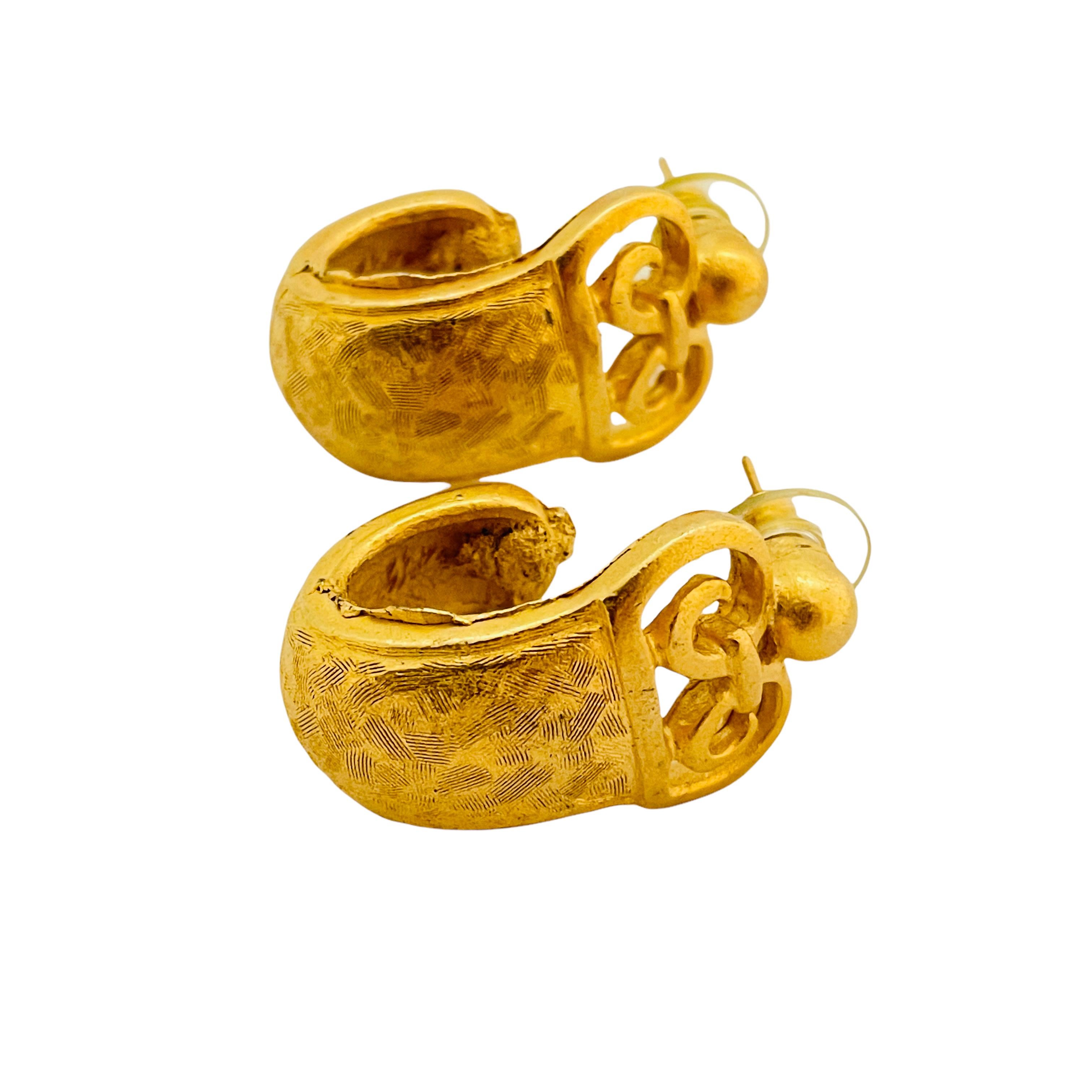 Boucles d'oreilles vintage de créateur de défilé en or mat de style étrusque Bon état - En vente à Palos Hills, IL