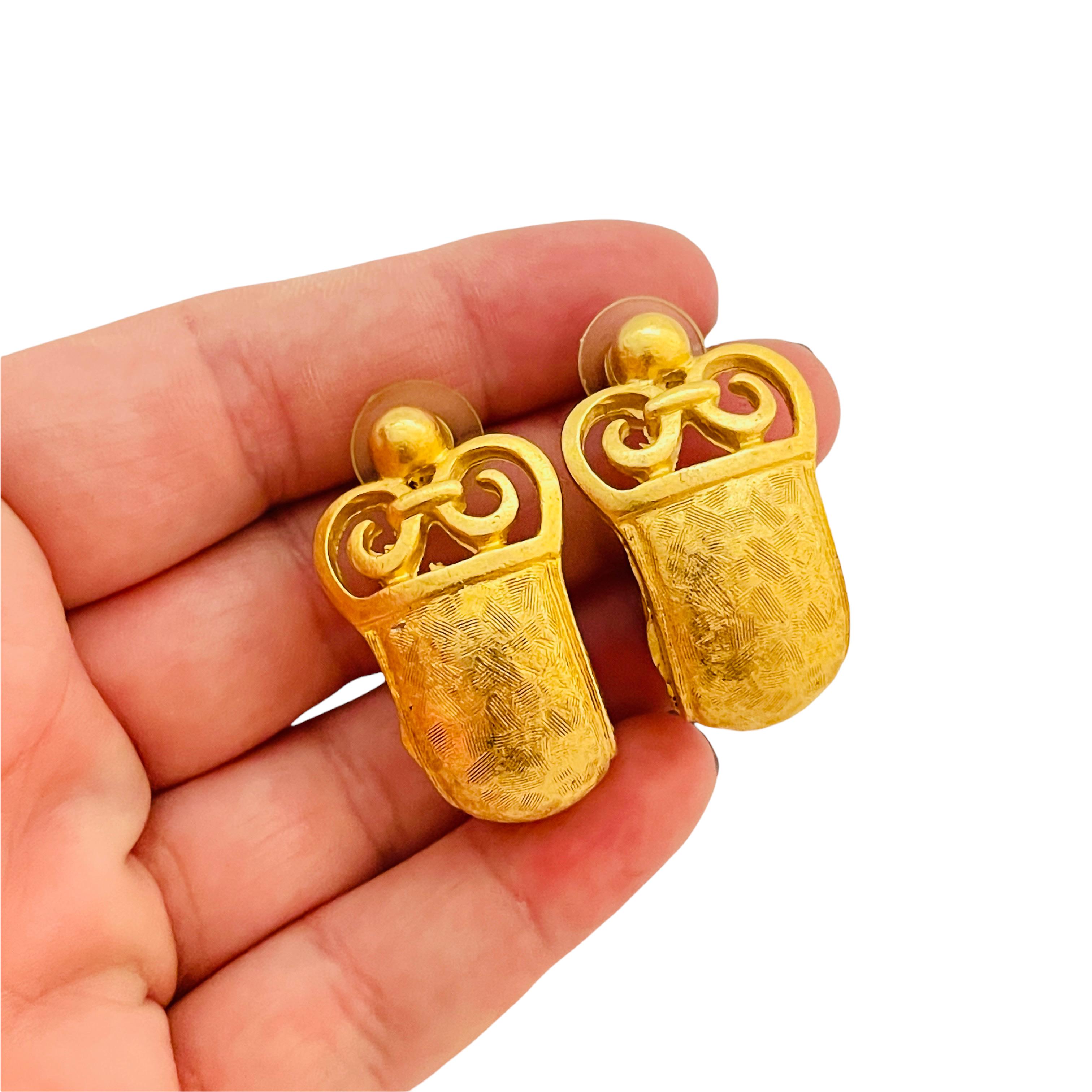 Vintage matte gold Etruscan style designer runway earrings In Good Condition For Sale In Palos Hills, IL