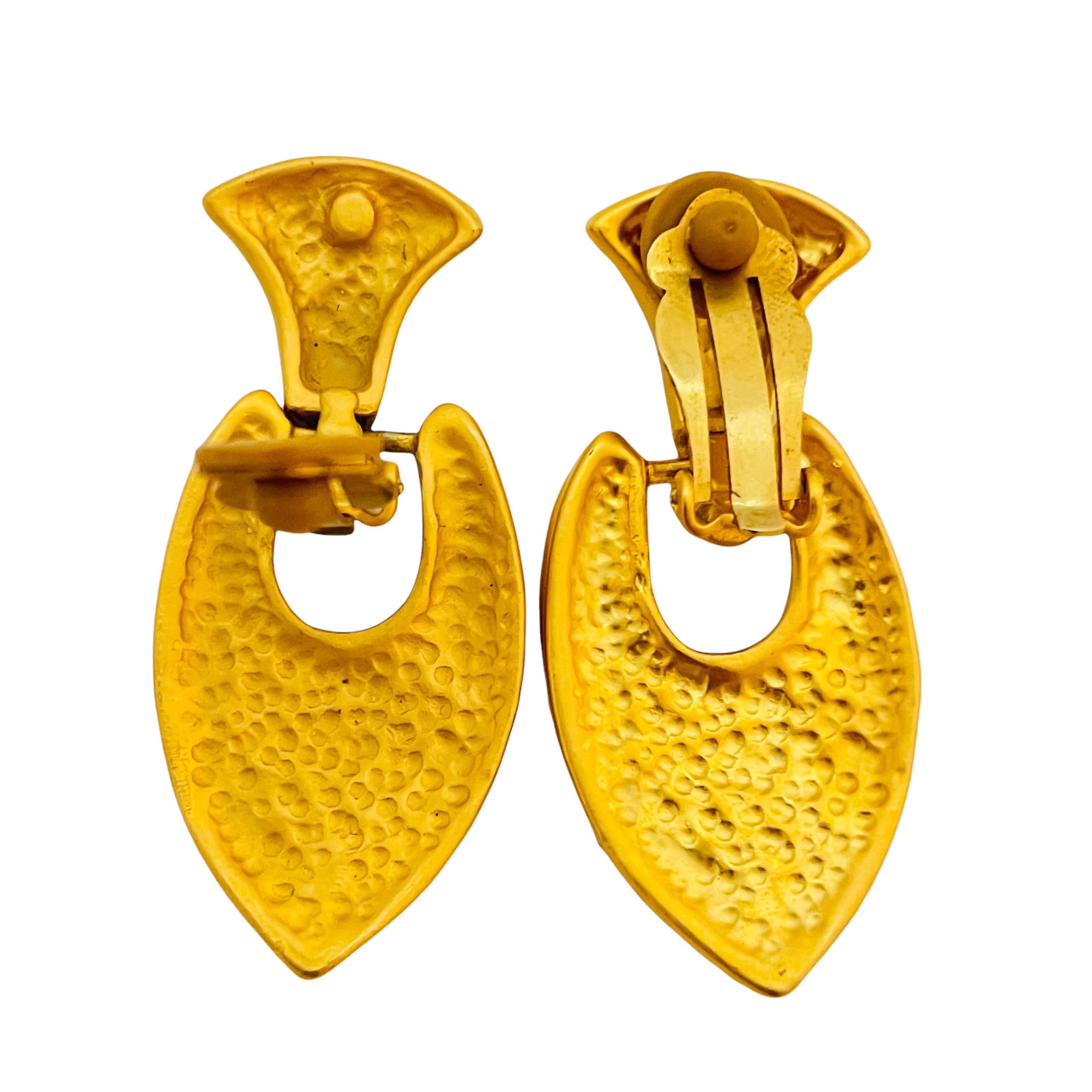 Vintage matte gold Etruscan style drop designer runway clip on earrings In Good Condition For Sale In Palos Hills, IL