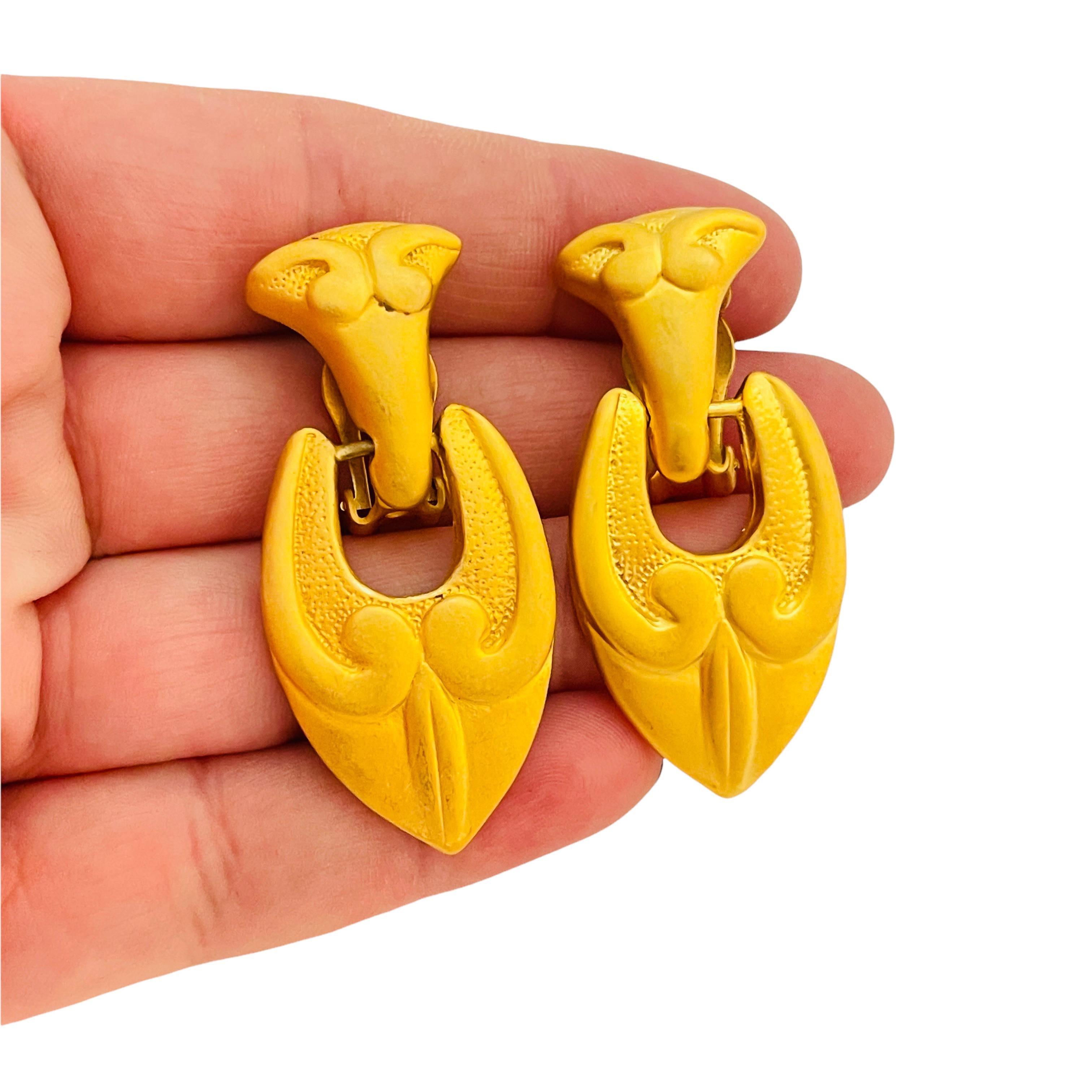 Women's Vintage matte gold Etruscan style drop designer runway clip on earrings For Sale