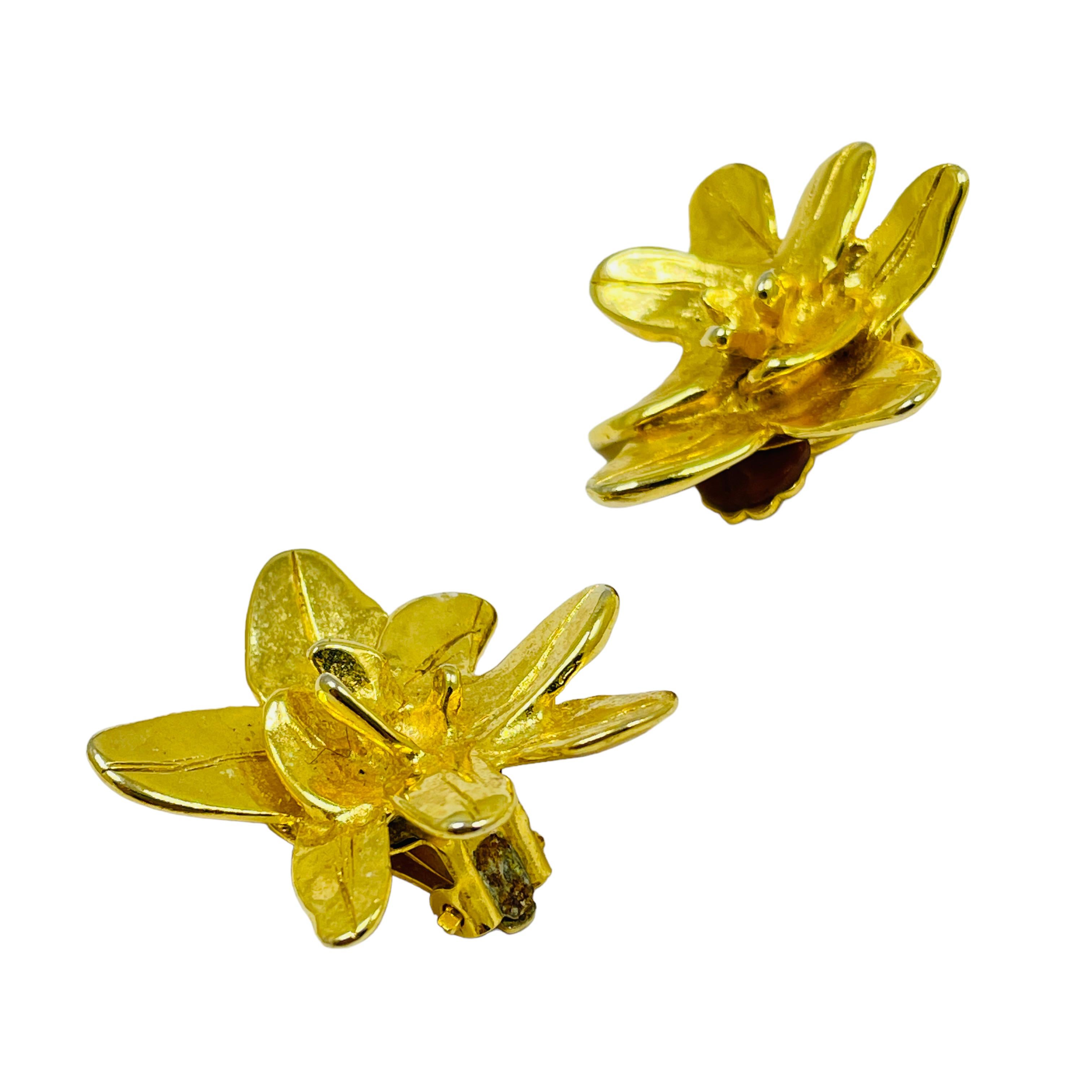 DETAILS

• unsigned

• gold tone 

• vintage designer clip on earrings

MEASUREMENTS

• 1.38