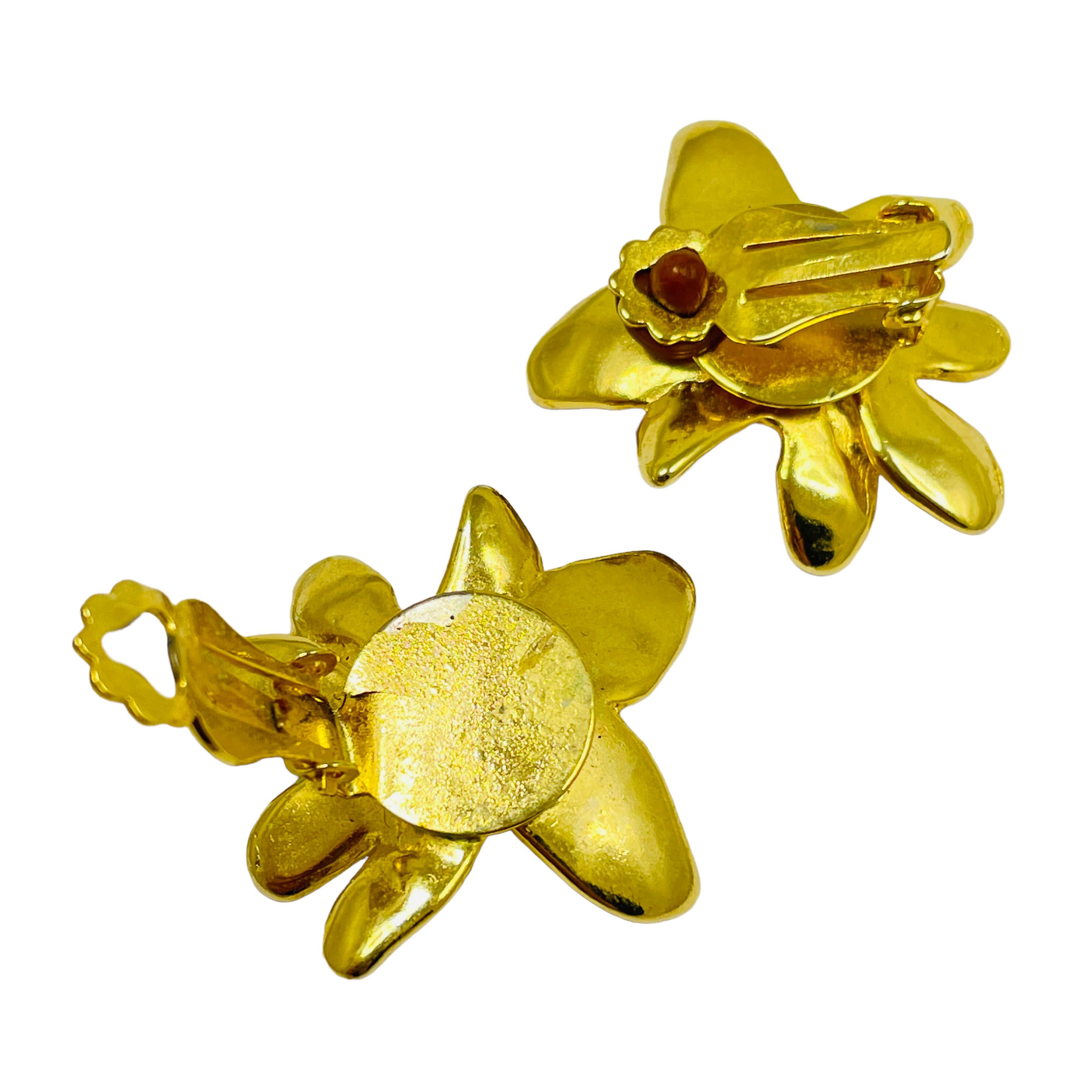 Vintage matte gold flower designer runway clip on earrings In Good Condition In Palos Hills, IL
