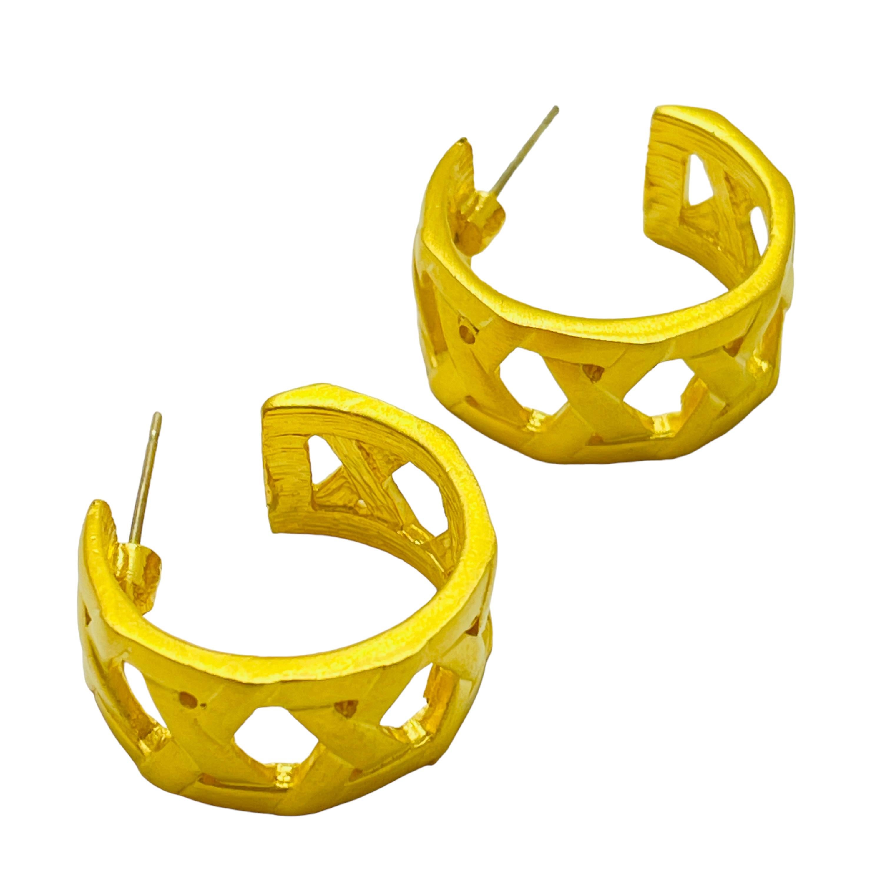 DETAILS

• signed (unknown signature)

• gold tone 

• vintage designer earrings

MEASUREMENTS  

• 

CONDITION

•  very good vintage condition with minimal signs of wear 

 Sku 42

❤️❤️  VINTAGE DESIGNER JEWELRY ❤️❤️

❤️❤️  ALEXANDER’S BOUTIQUE 