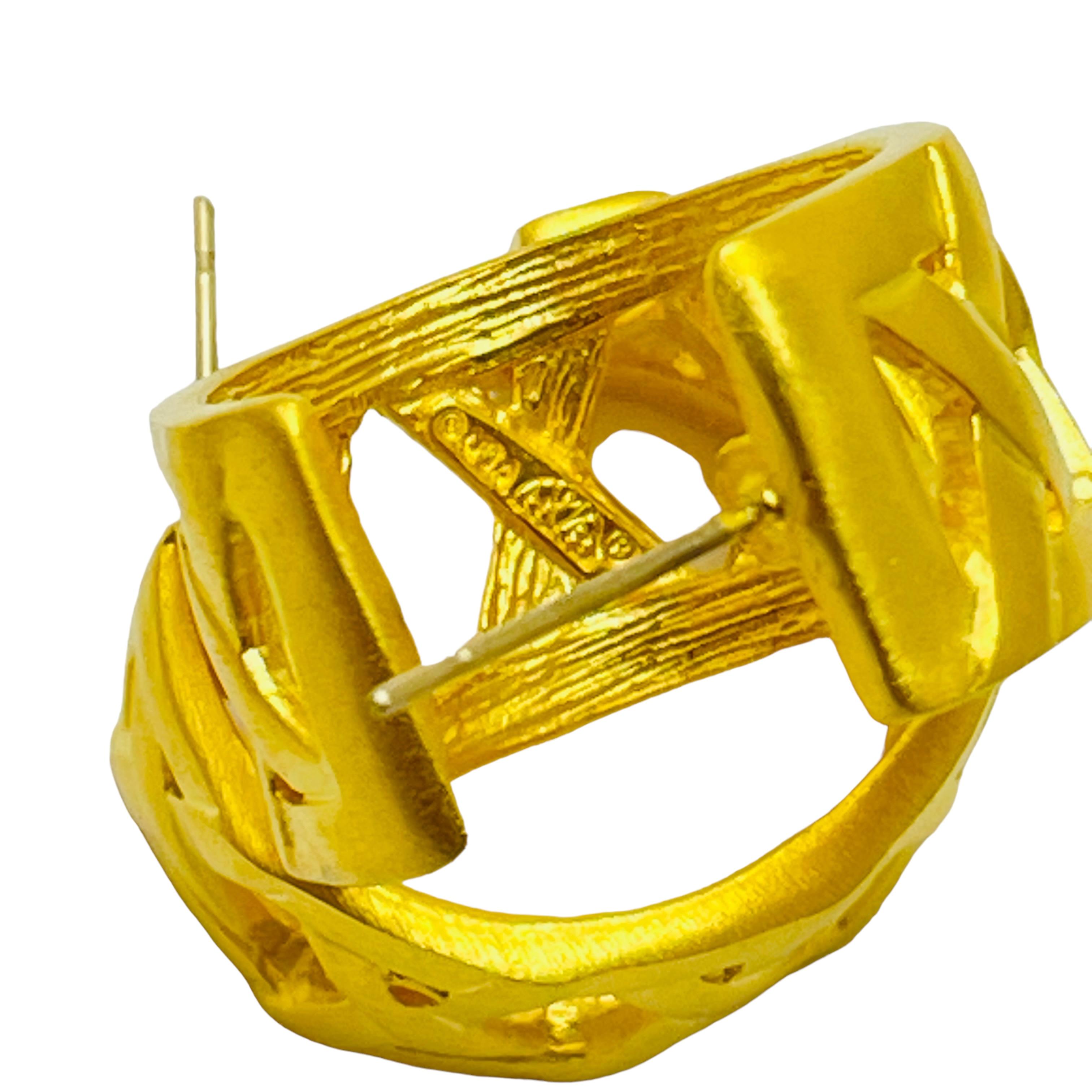 Vintage matte gold hoop designer pierced earrings In Good Condition For Sale In Palos Hills, IL