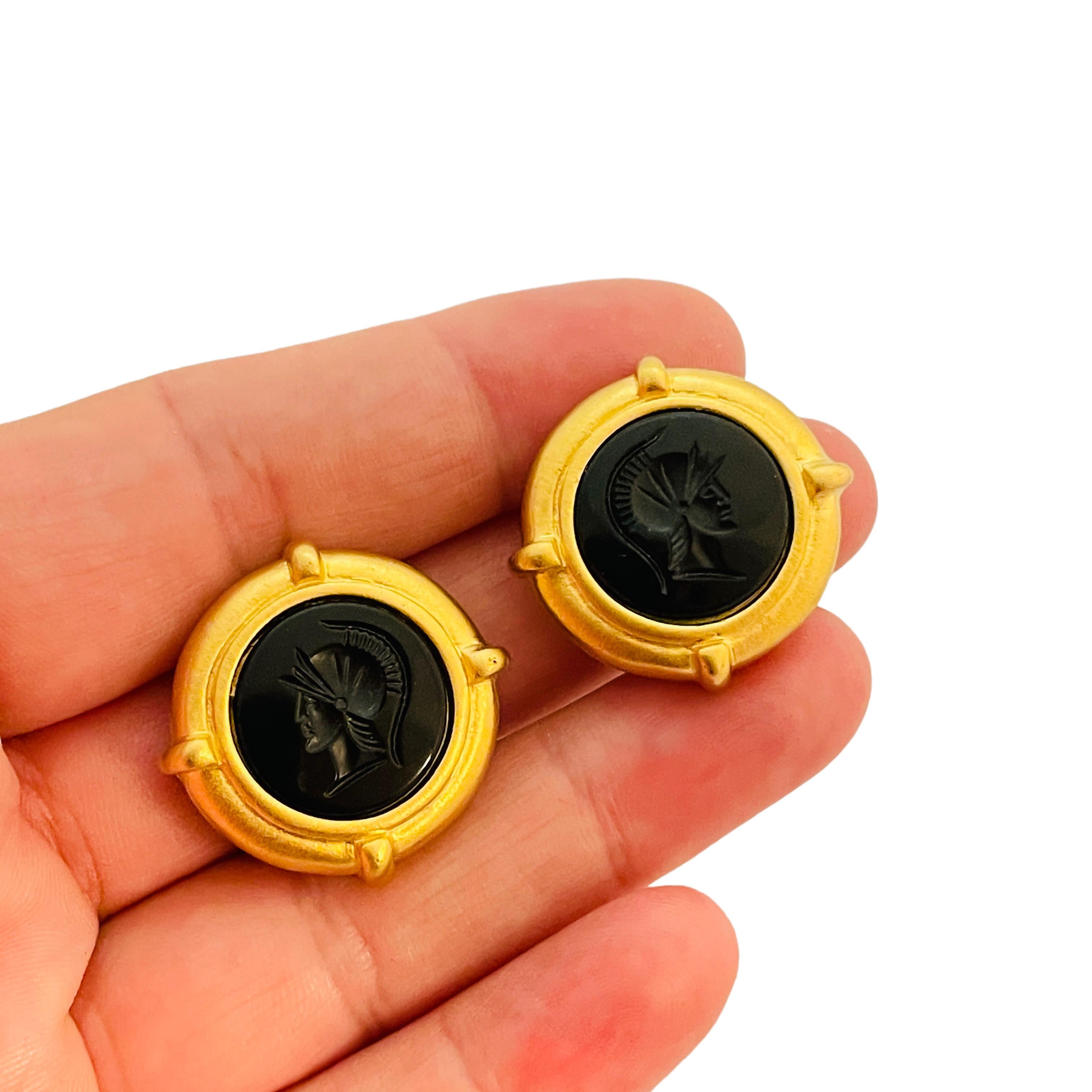 Vintage matte gold intaglio Roman soldier glass designer runway clip on earrings In Good Condition For Sale In Palos Hills, IL