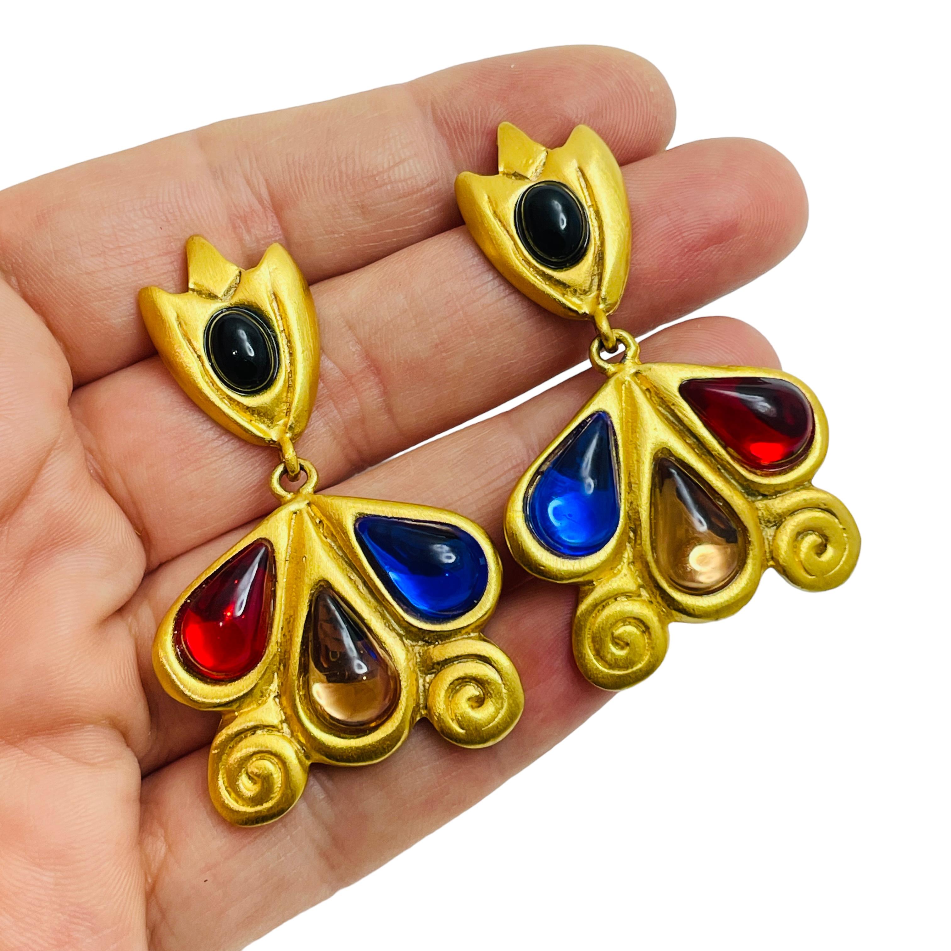 DETAILS

• unsigned

• gold tone with glass stones 

• vintage designer earrings

MEASUREMENTS

• 

CONDITION

• excellent vintage condition with minimal signs of wear

❤️❤️ VINTAGE DESIGNER JEWELRY ❤️❤️
❤️❤️ ALEXANDER'S BOUTIQUE ❤️❤️