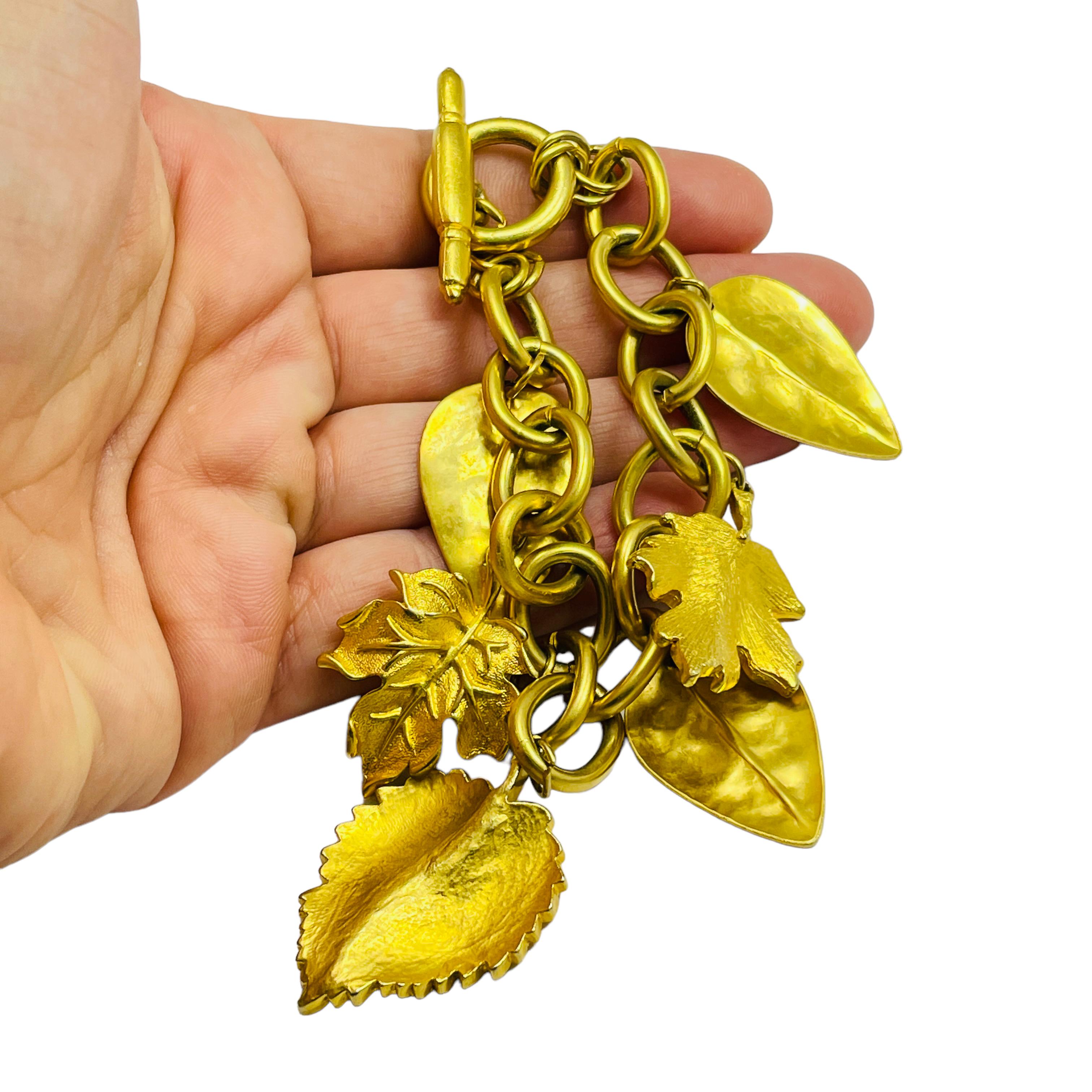 Vintage matte gold leaf charm chain designer runway bracelet In Good Condition For Sale In Palos Hills, IL