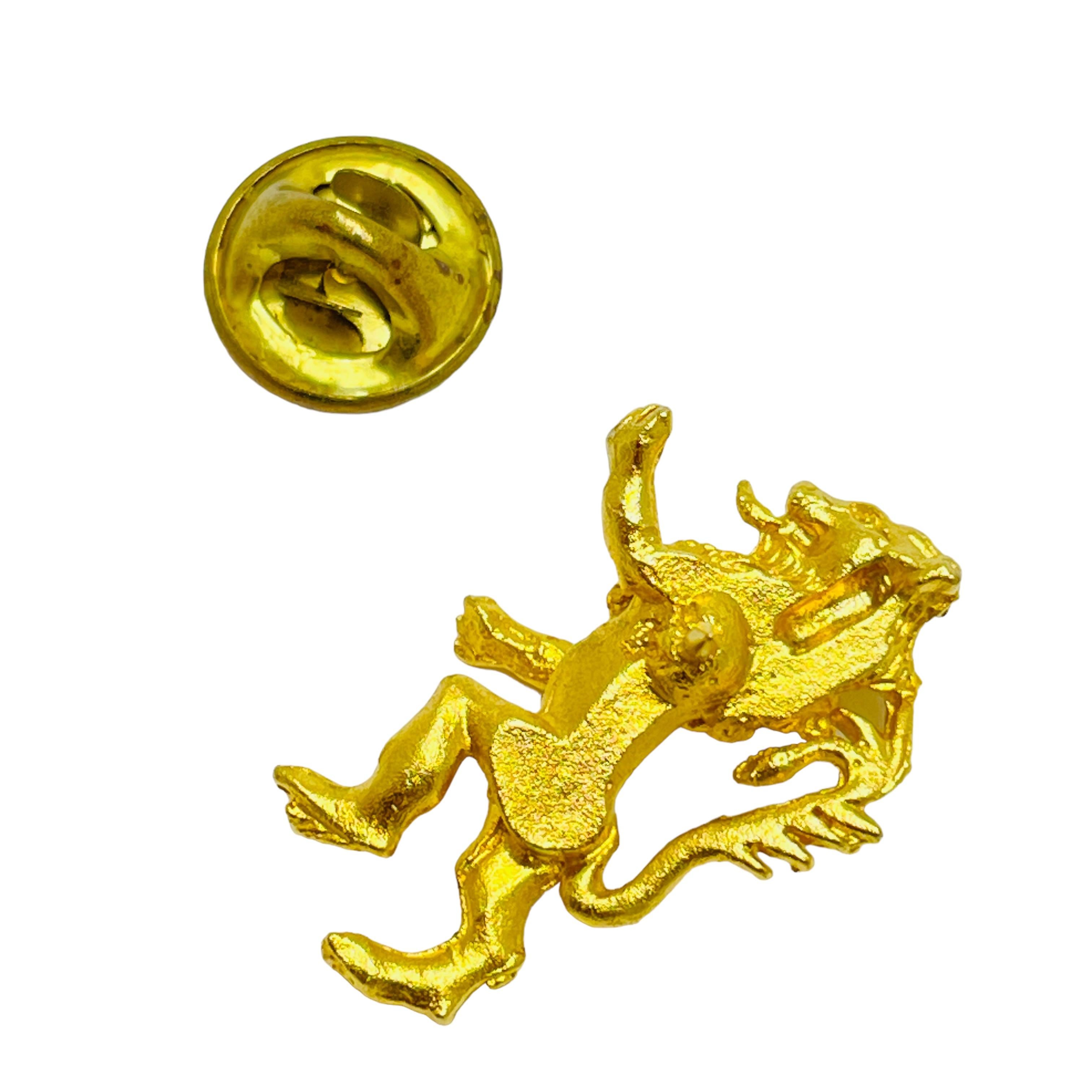 Vintage matte gold lion designer small pin brooch In Good Condition For Sale In Palos Hills, IL