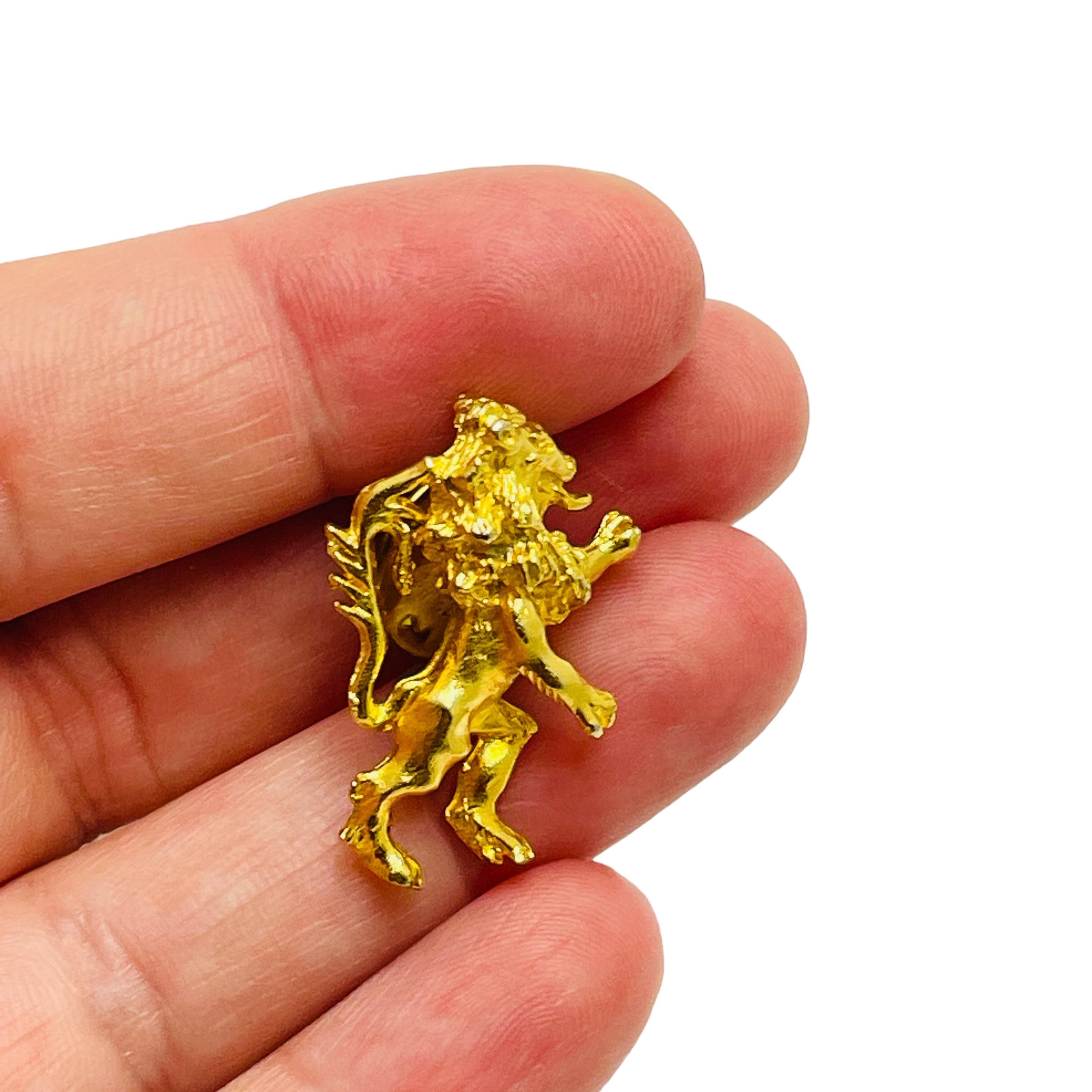 Women's Vintage matte gold lion designer small pin brooch For Sale