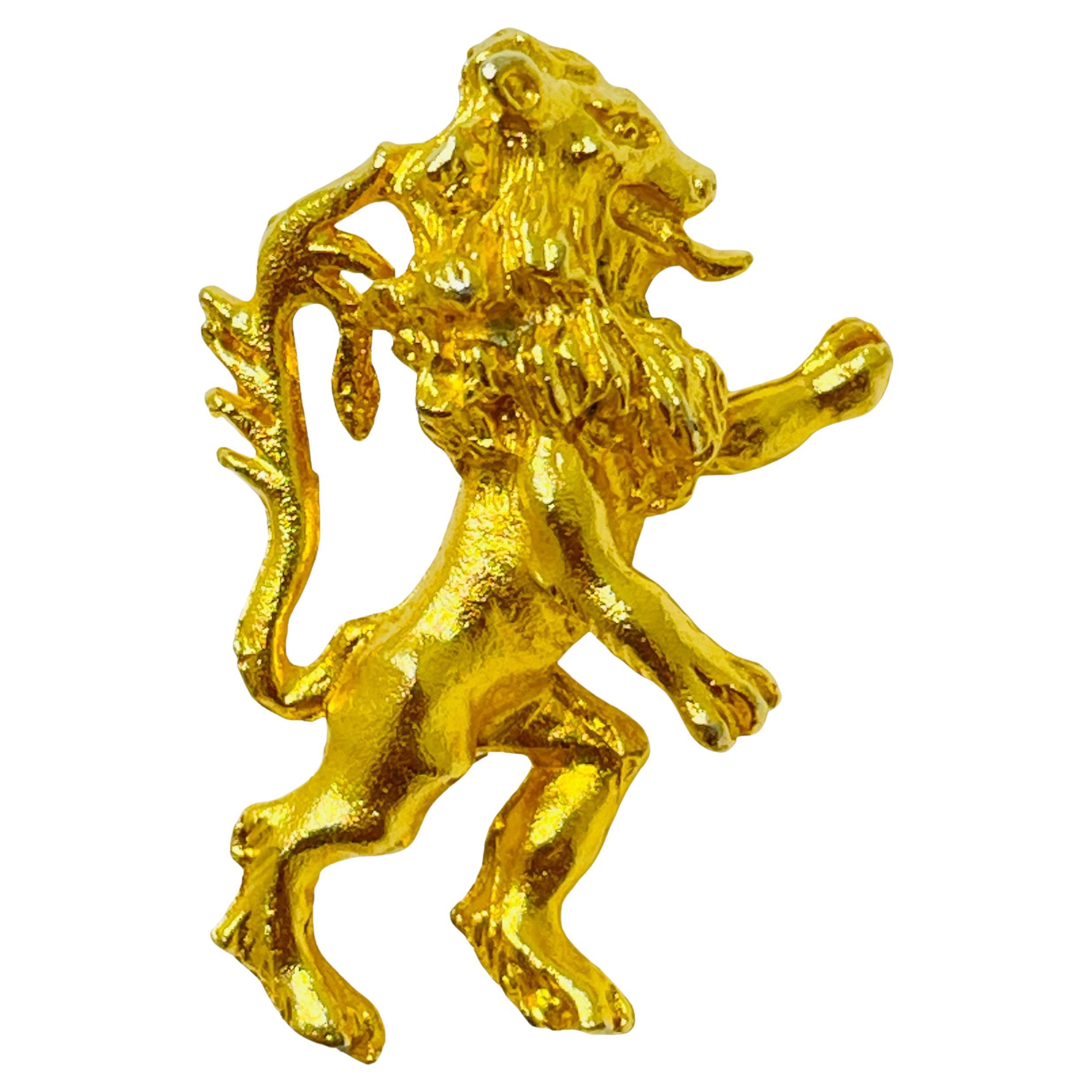Vintage matte gold lion designer small pin brooch For Sale