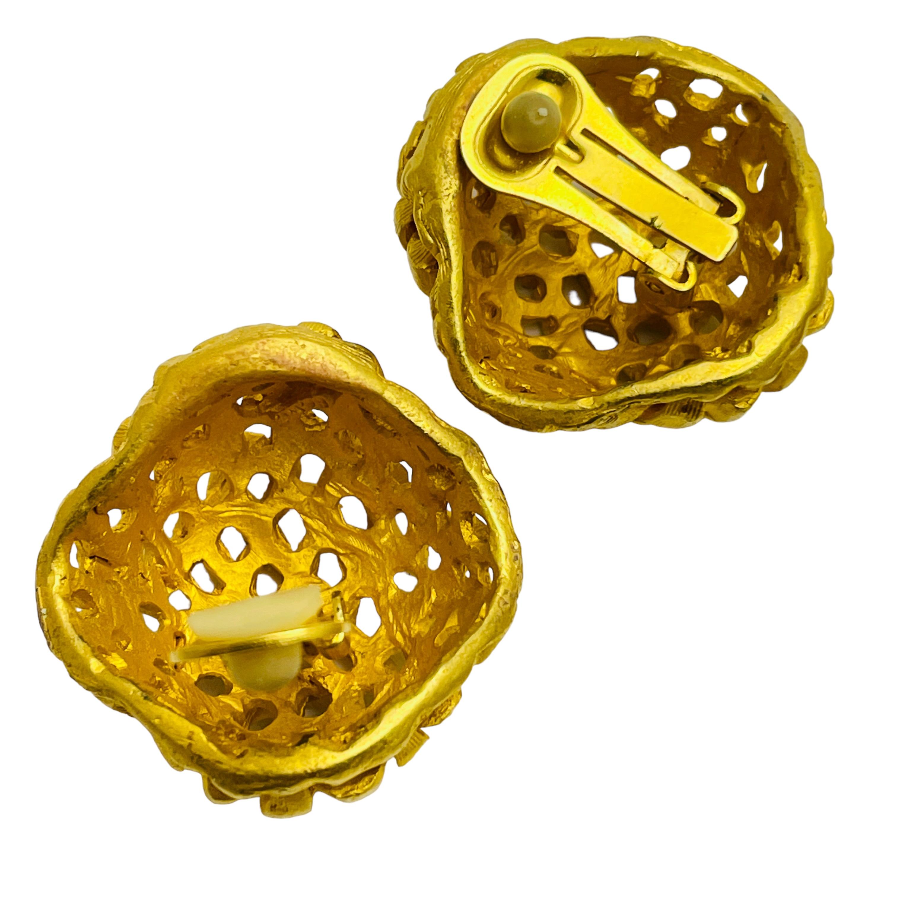 Orecchini a clip d'epoca in oro massiccio, firmati dalla passerella, con chiusura a scatto In condizioni buone in vendita a Palos Hills, IL