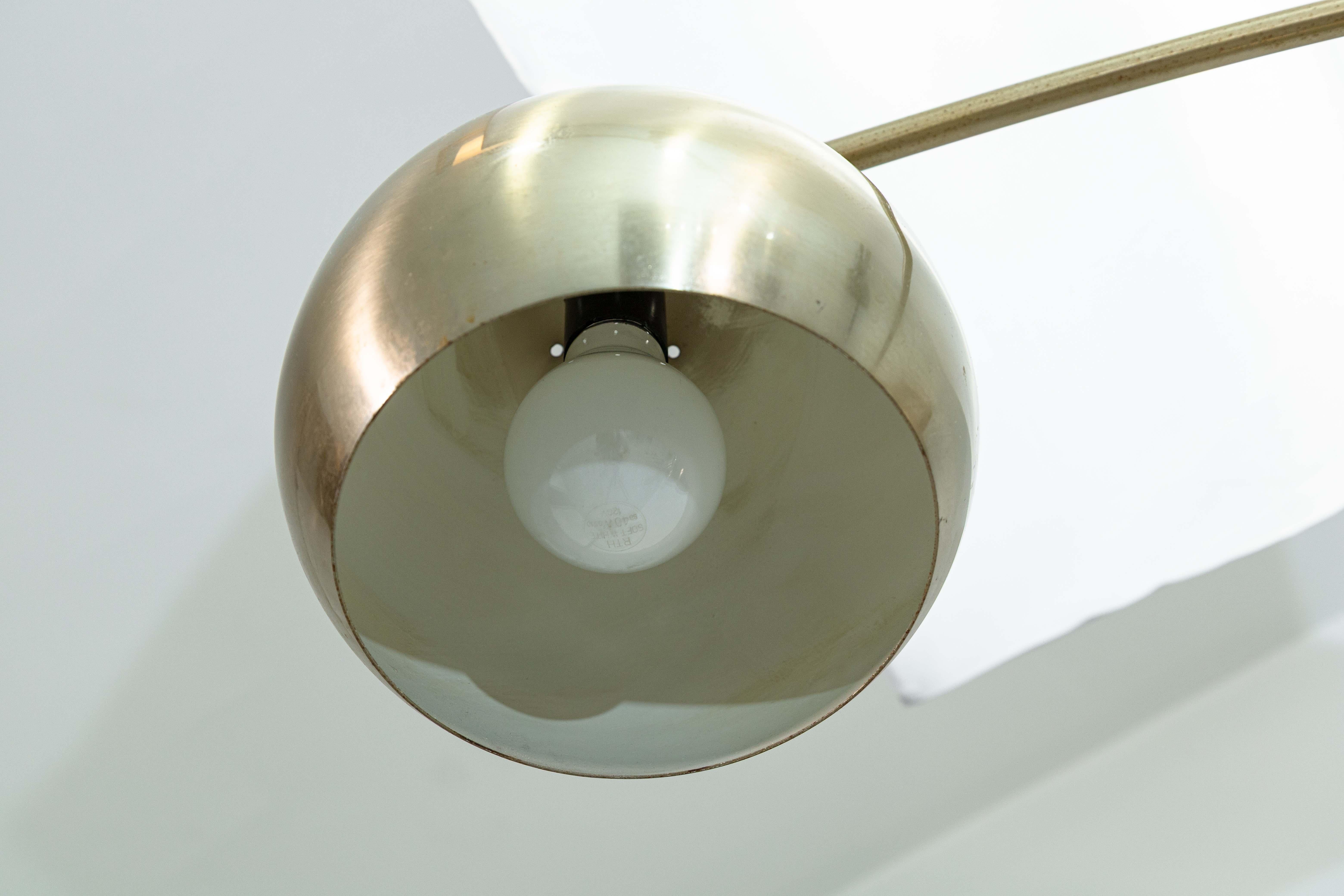 Lampada da terra ad arco regolabile a 3 bracci in metallo opaco d'epoca del Mid Century Moderno In condizioni buone in vendita a Keego Harbor, MI