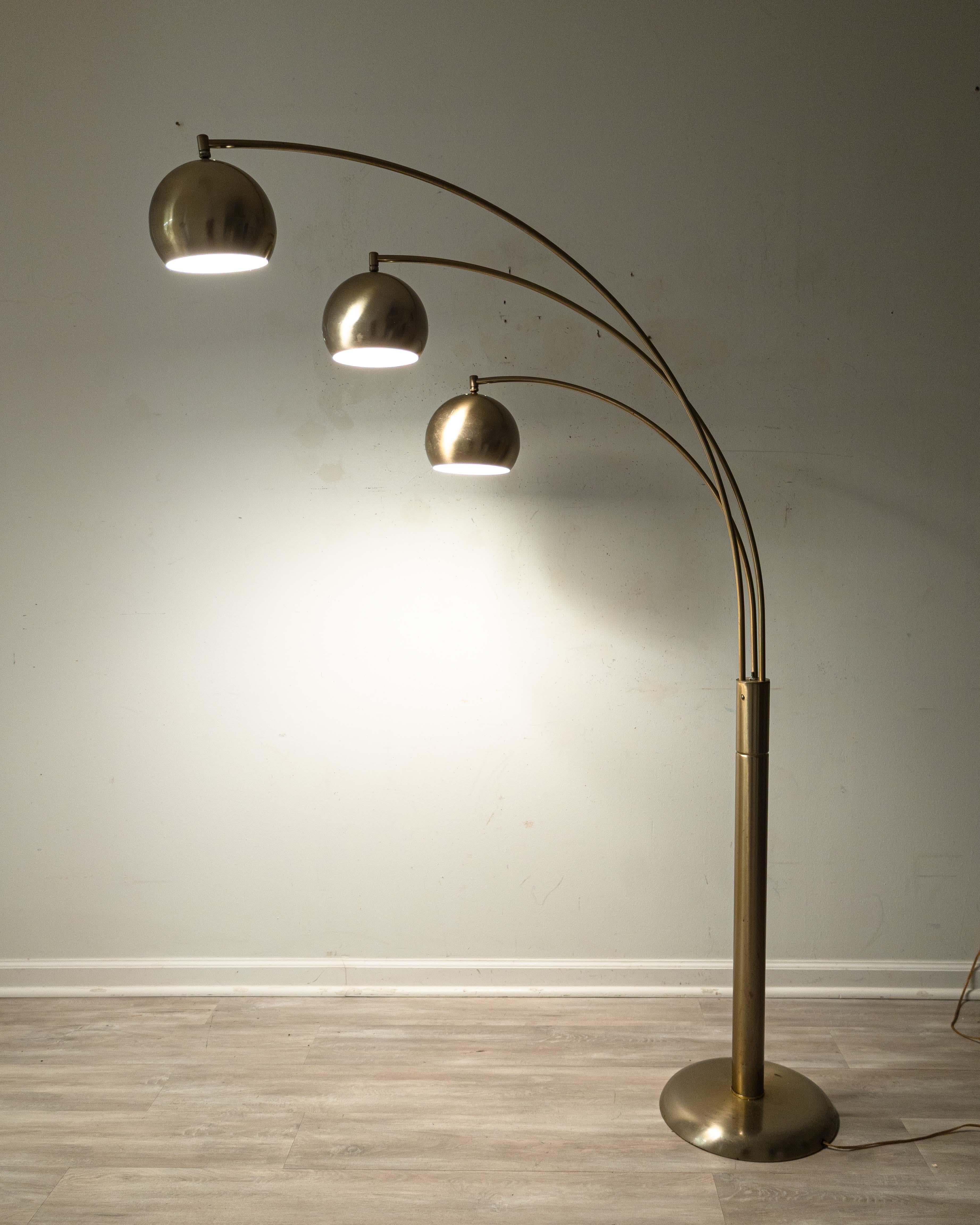 Lampada da terra ad arco regolabile a 3 bracci in metallo opaco d'epoca del Mid Century Moderno in vendita 1