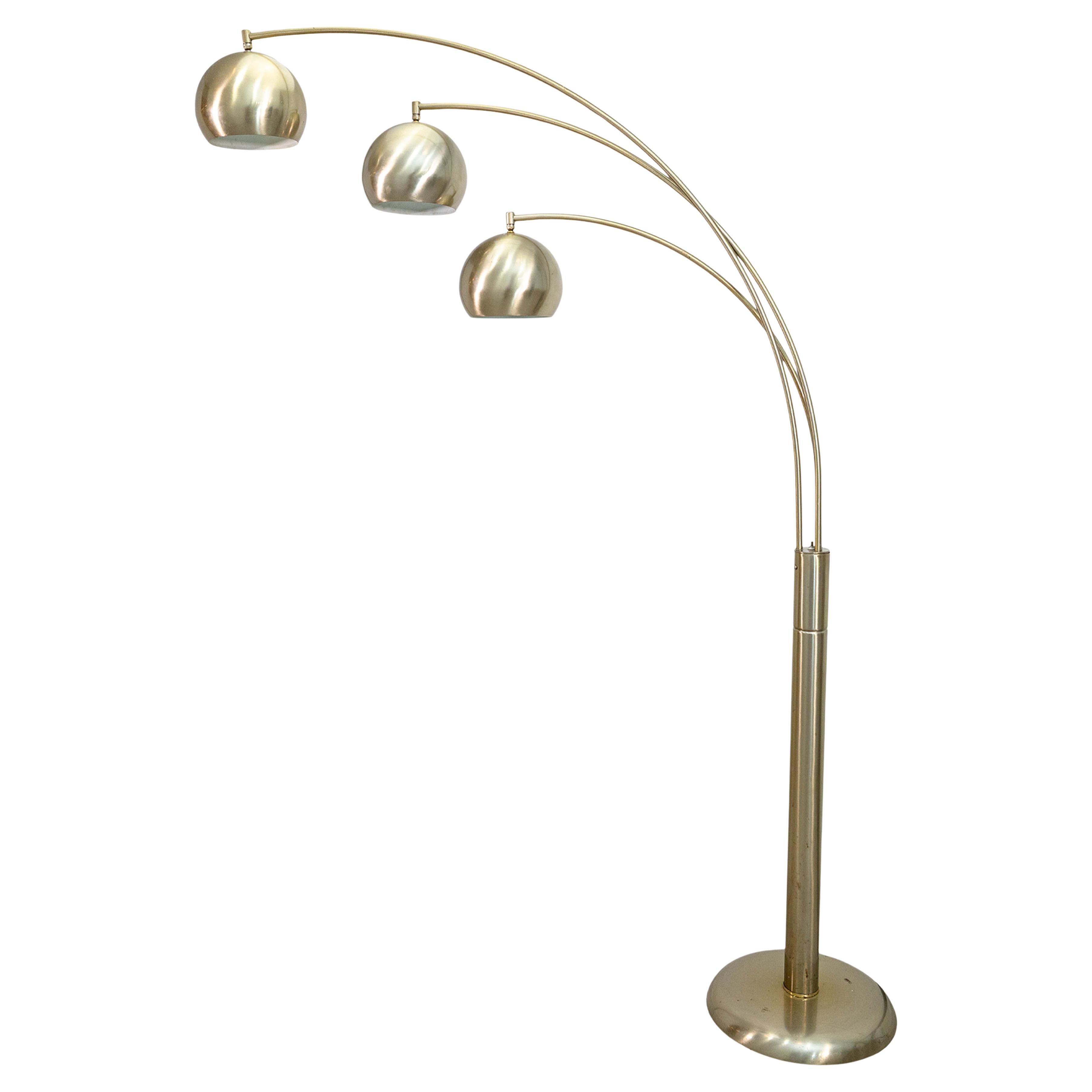 Lampada da terra ad arco regolabile a 3 bracci in metallo opaco d'epoca del Mid Century Moderno in vendita