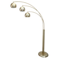 Lámpara de pie de arco de metal dorado mate vintage ajustable de 3 brazos Mid Century Modern