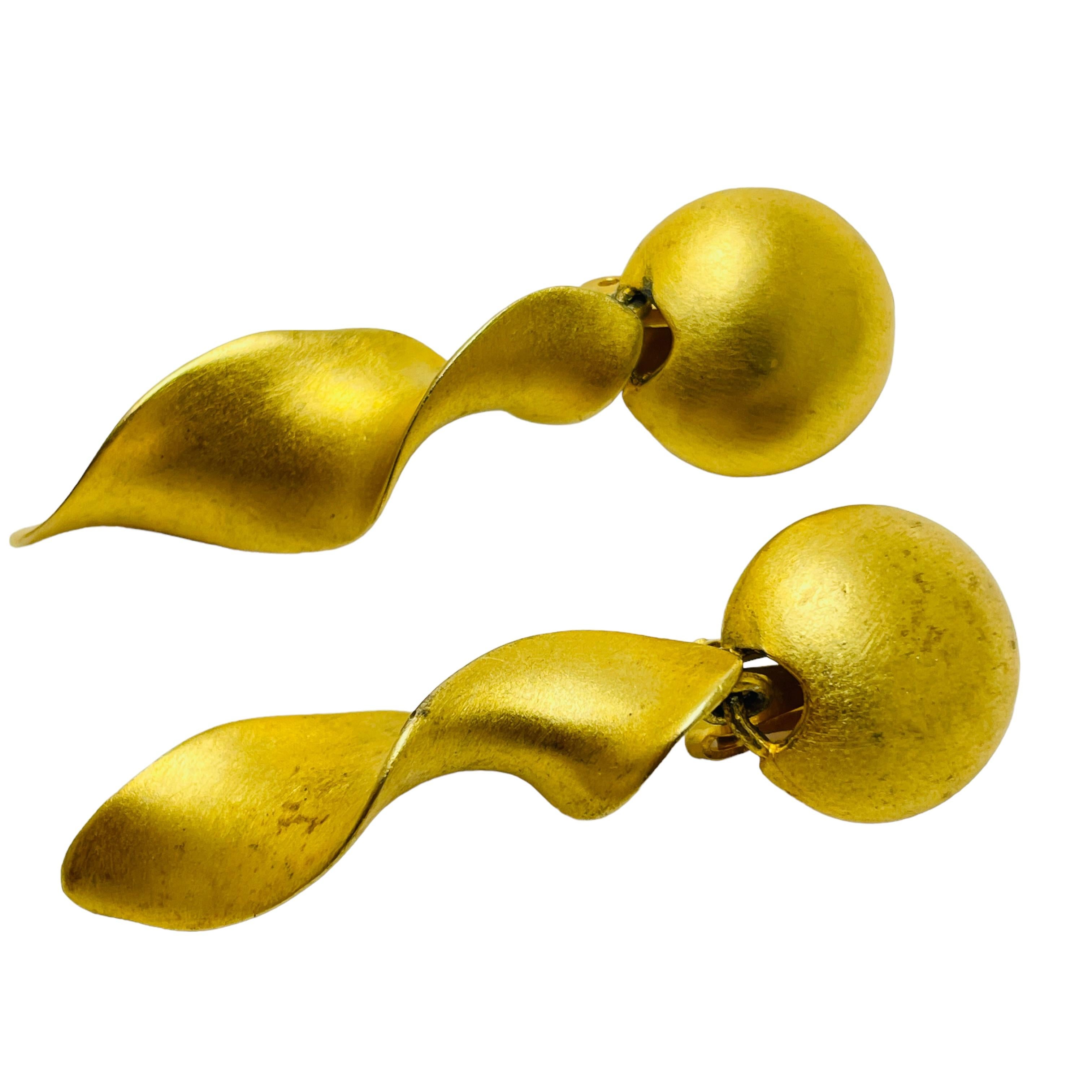 Women's or Men's Vintage matte gold modernist dangle clip on earrings For Sale