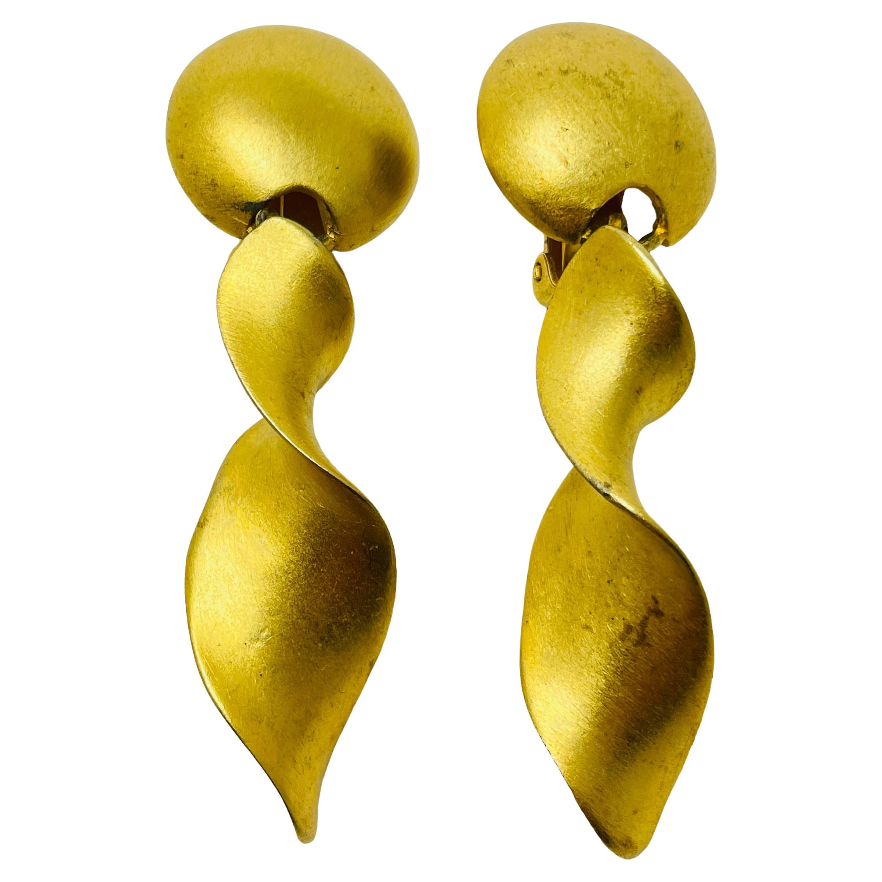 Vintage matte gold modernist dangle clip on earrings For Sale