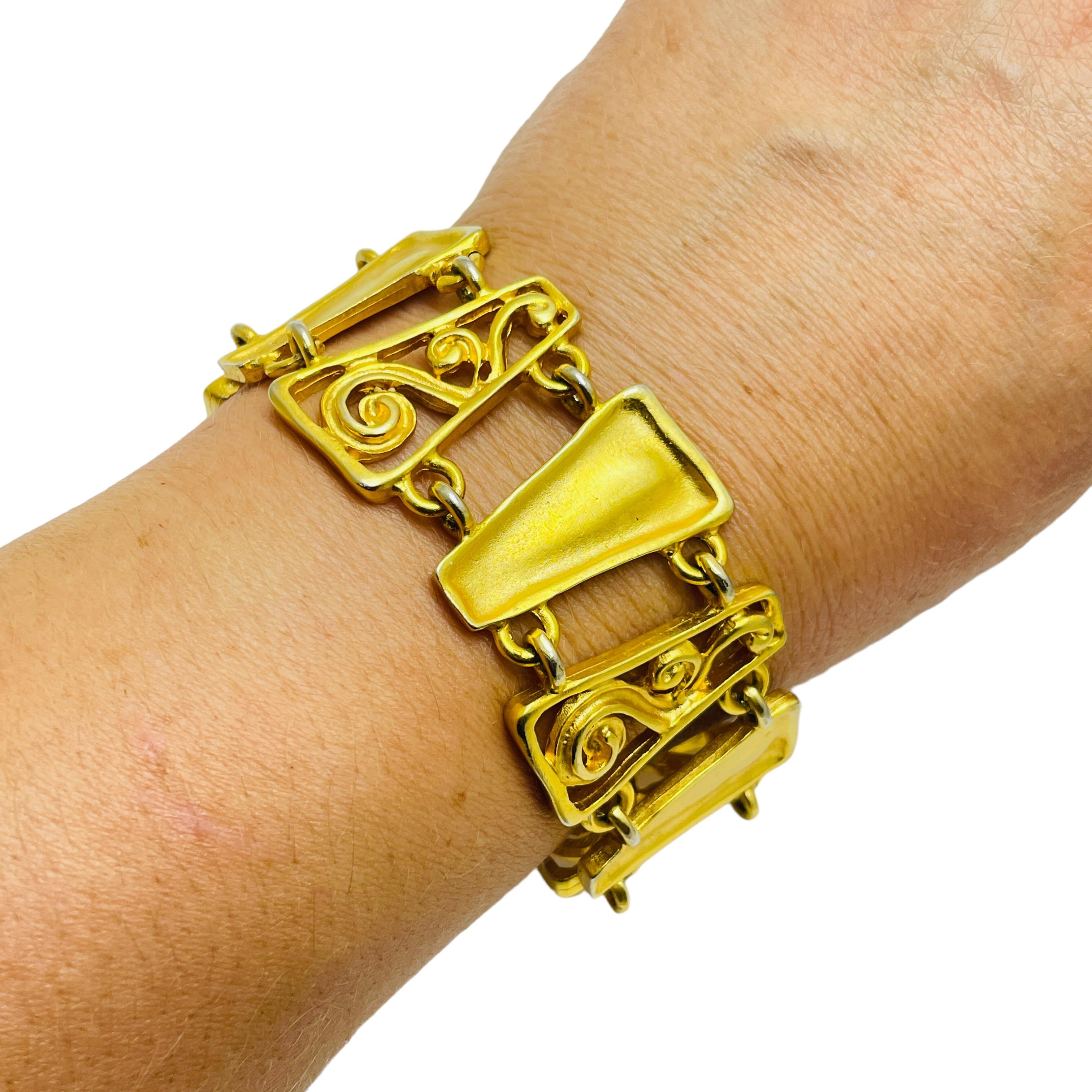 Bracelet vintage moderniste en or mat en vente 1