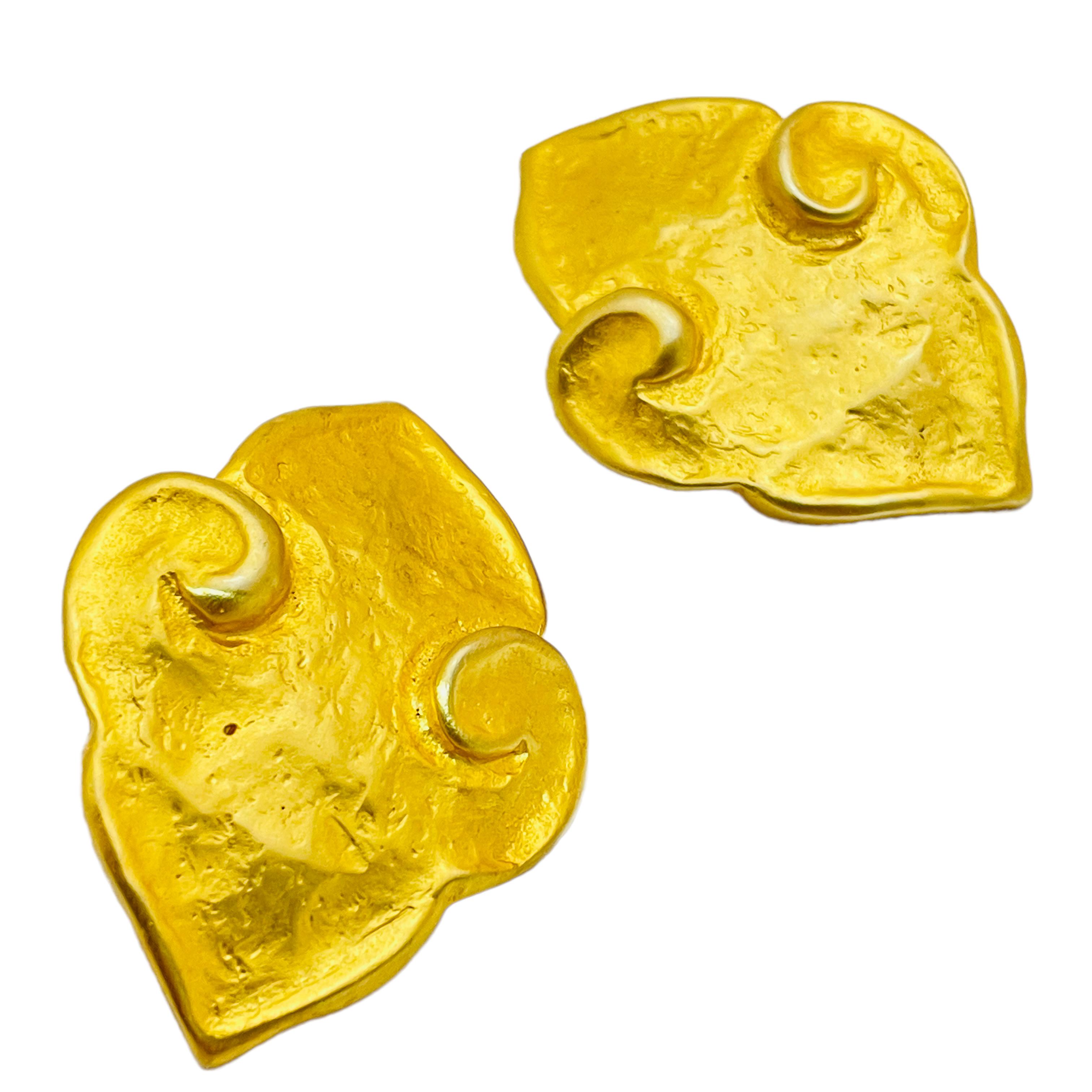 DETAILS

• unsigned 

• gold tone 

• vintage designer clip on earrings

MEASUREMENTS

• 1.75