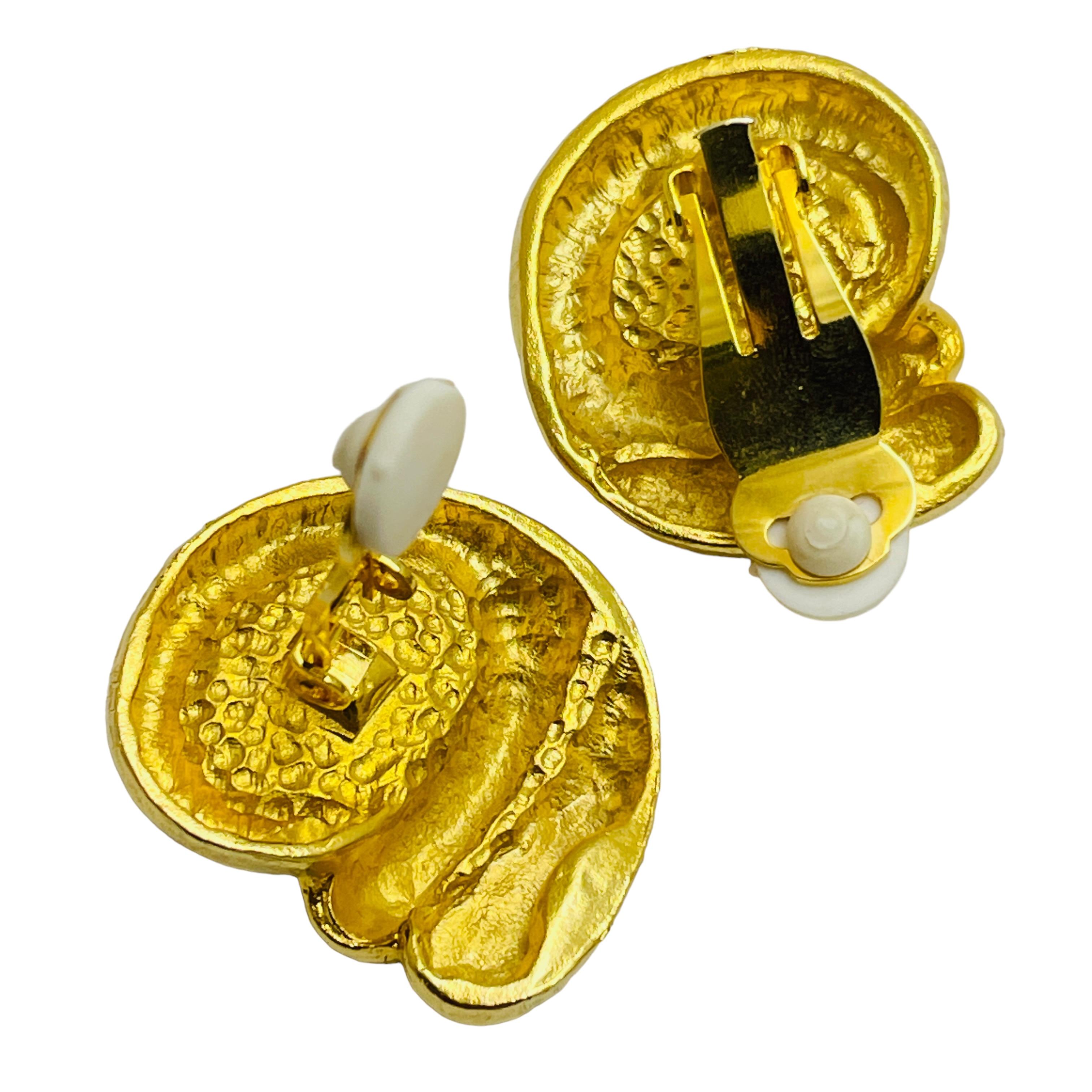 Modernistische Designer-Laufsteg-Ohrclips aus mattem Gold in mattem Gold im Zustand „Gut“ im Angebot in Palos Hills, IL