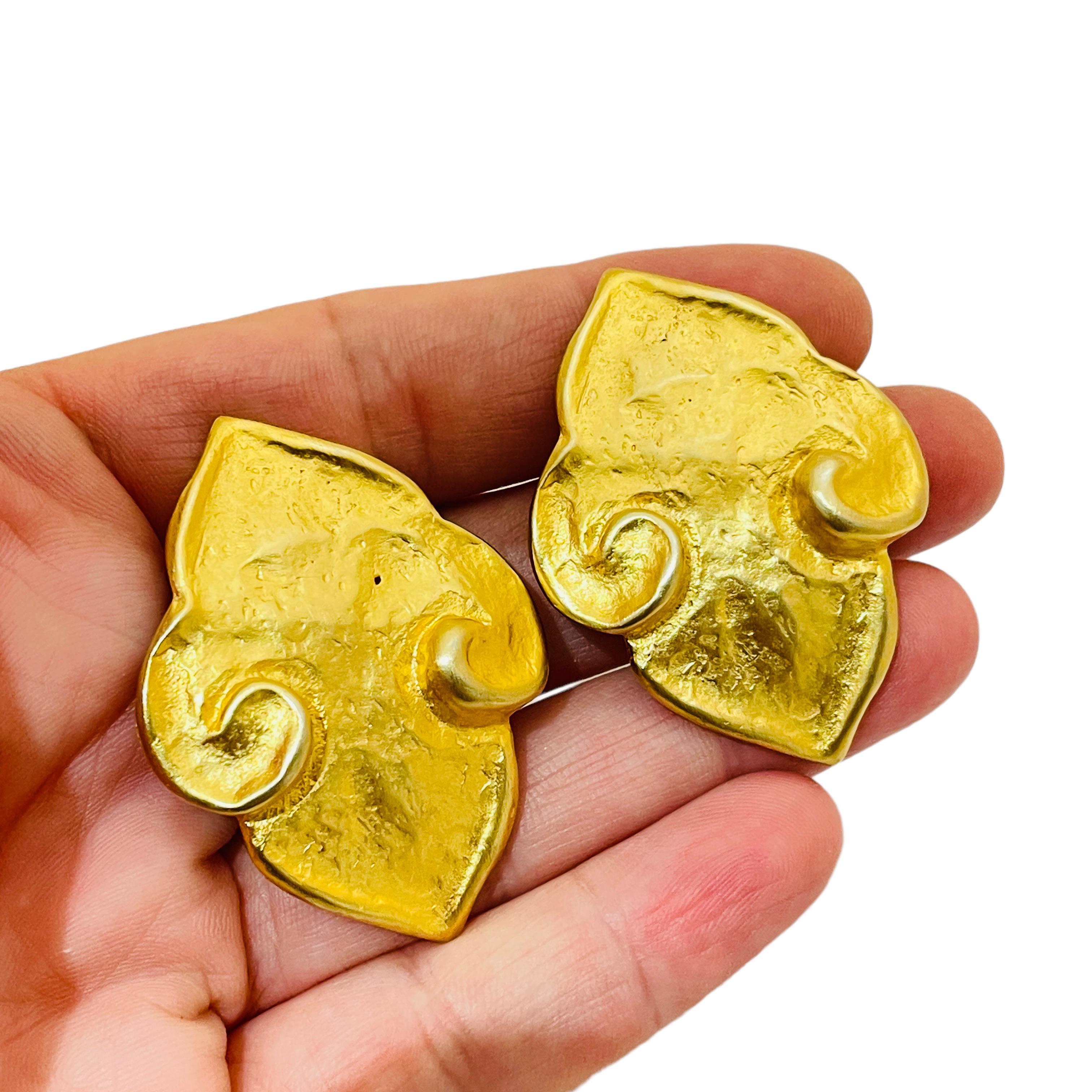 Women's or Men's Vintage matte gold modernist designer runway clip on earrings For Sale