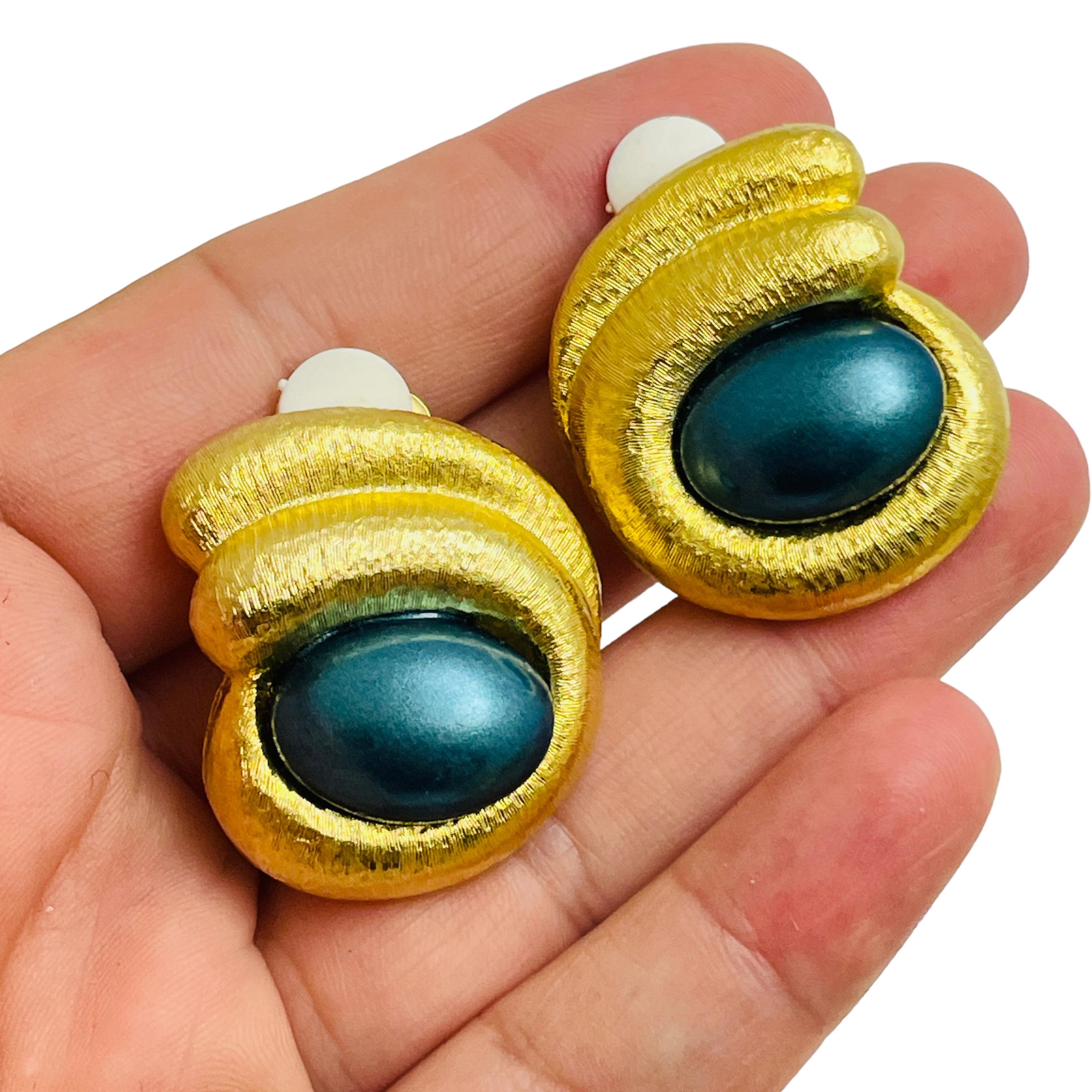 Modernistische Designer-Laufsteg-Ohrclips aus mattem Gold in mattem Gold Damen im Angebot