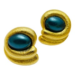 Modernistische Designer-Laufsteg-Ohrclips aus mattem Gold in mattem Gold