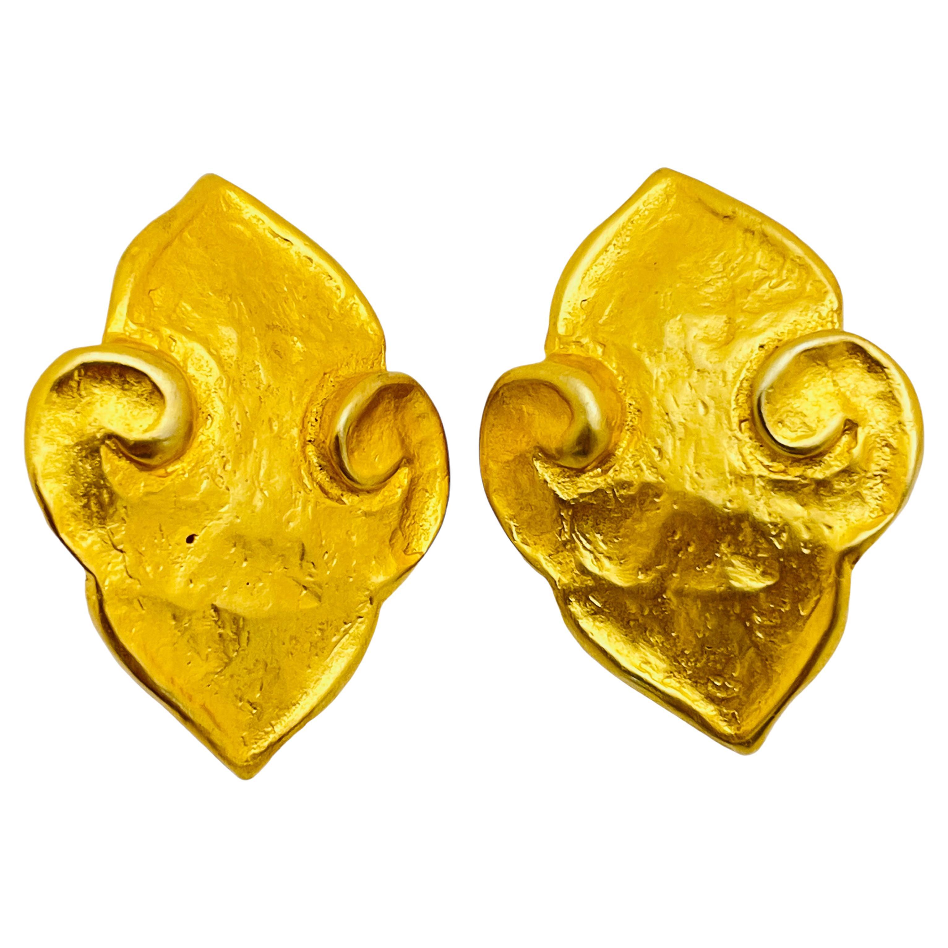 Clips d'oreilles de défilé vintage modernistes en or mat de créateur en vente