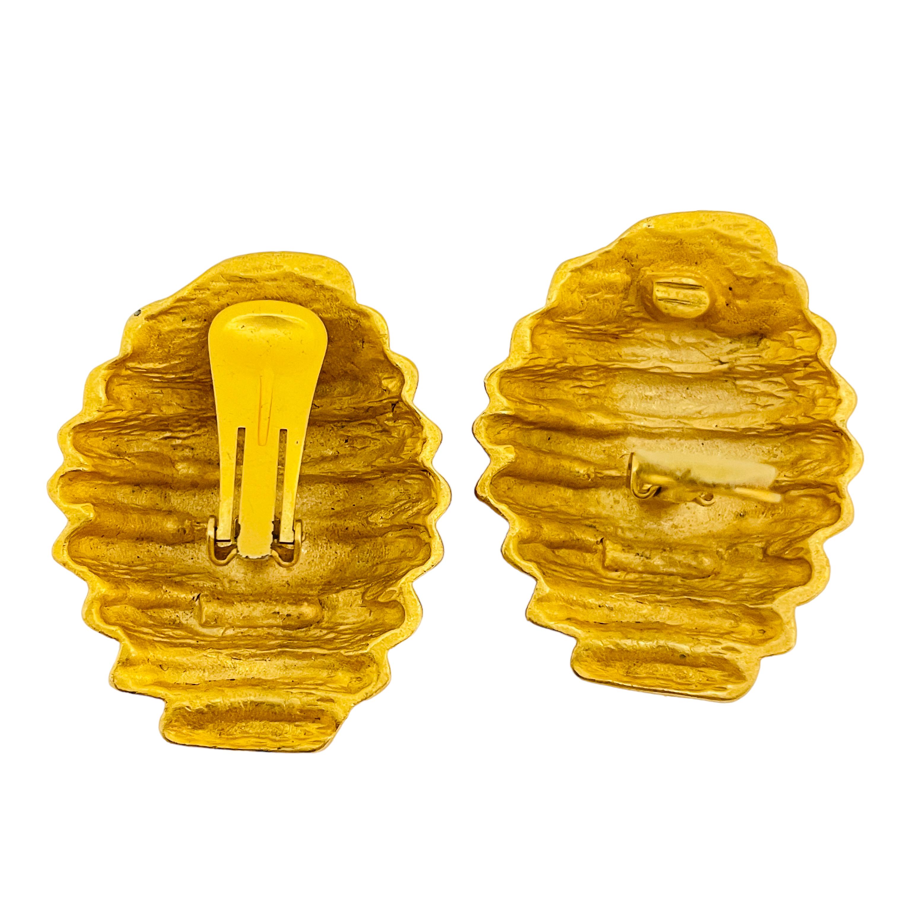 Modernistische Designer-Laufsteg-Ohrclips aus mattem Gold in mattem Gold  im Zustand „Hervorragend“ im Angebot in Palos Hills, IL