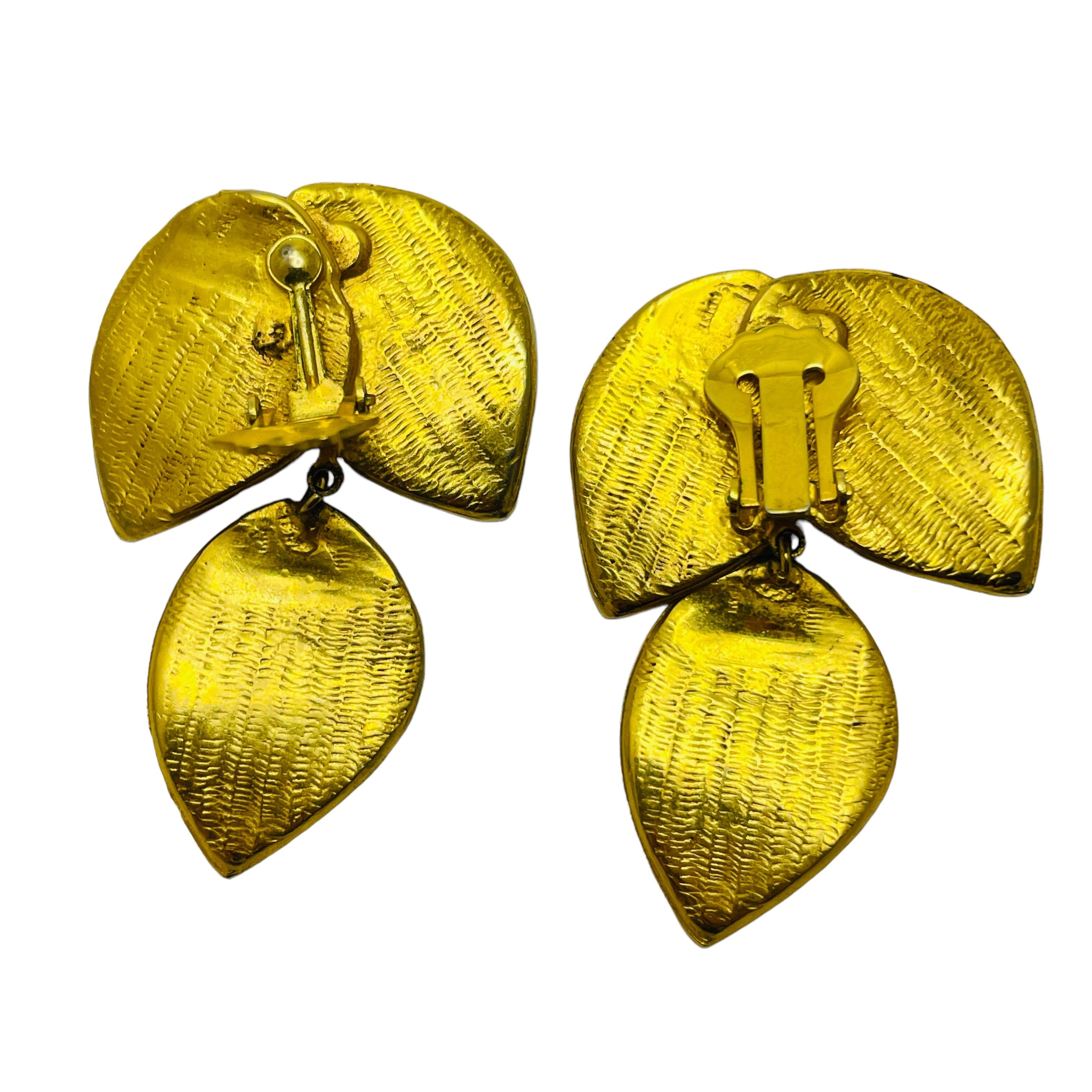 Vintage matte gold modernist leaf designer runway clip on earrings In Good Condition For Sale In Palos Hills, IL