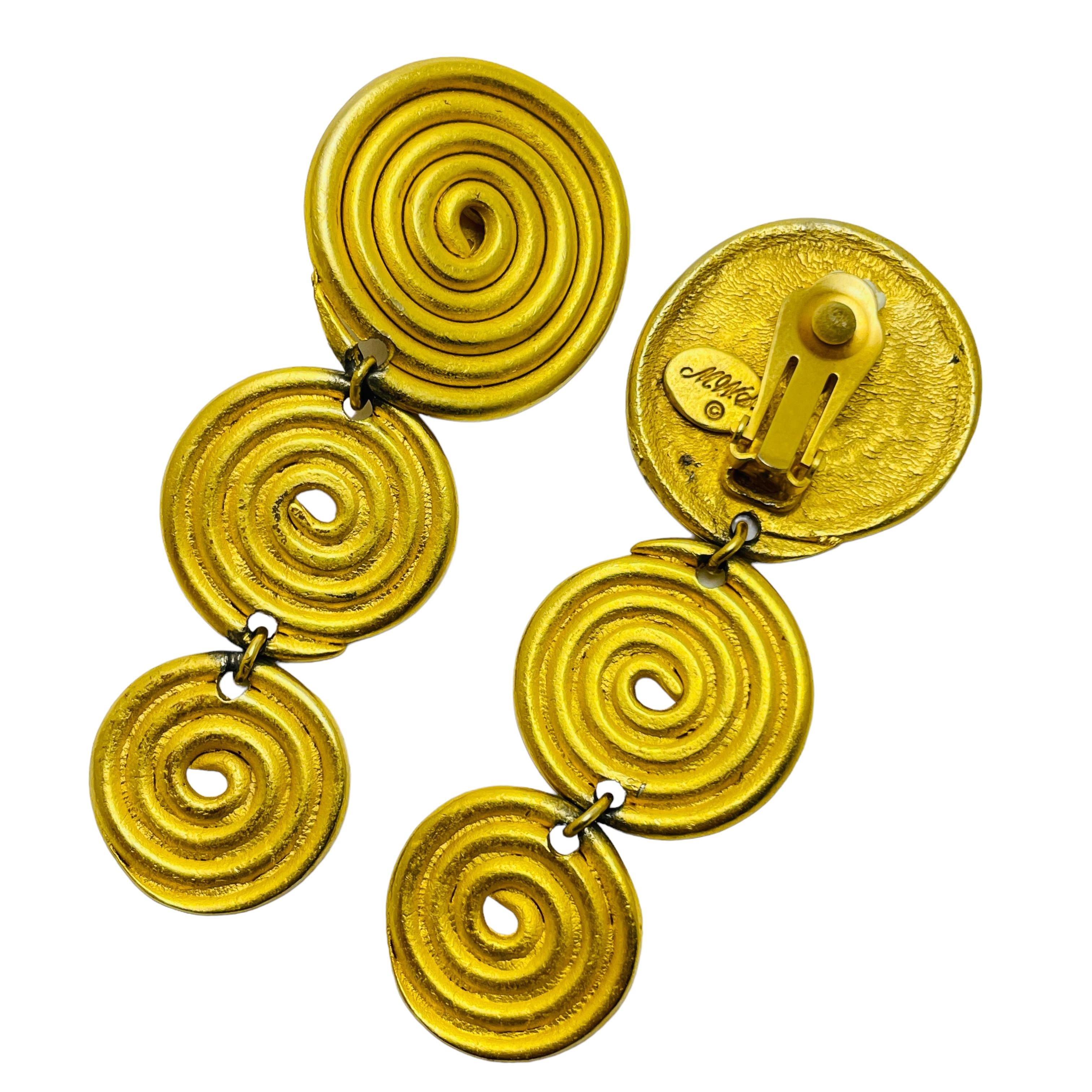 Modernistische Vintage-Ohrclips aus mattem Gold mit wirbelnden Designer-Laufsteg-Ohrringen im Zustand „Gut“ im Angebot in Palos Hills, IL