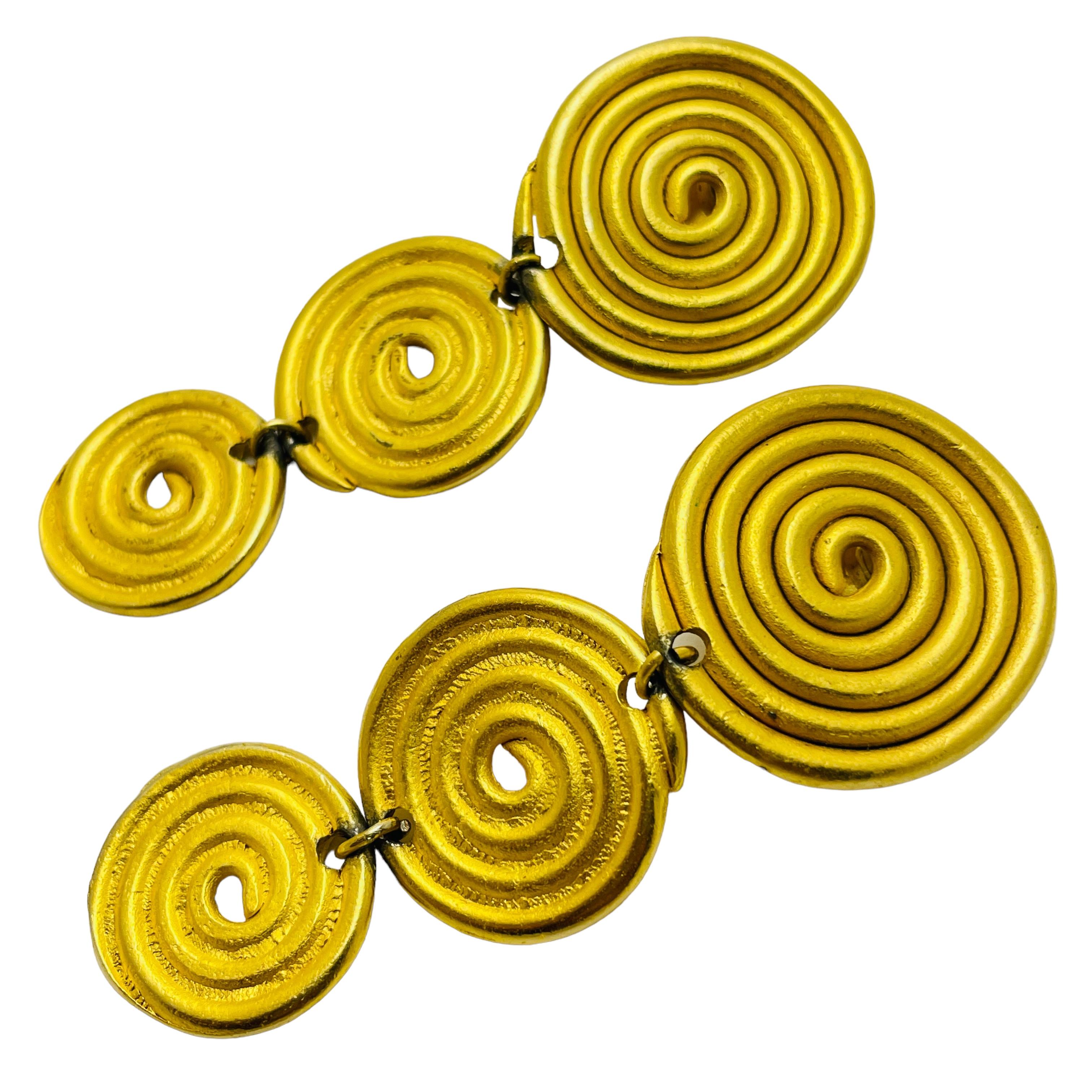 Women's or Men's Vintage matte gold modernist swirl designer runway clip on earrings For Sale