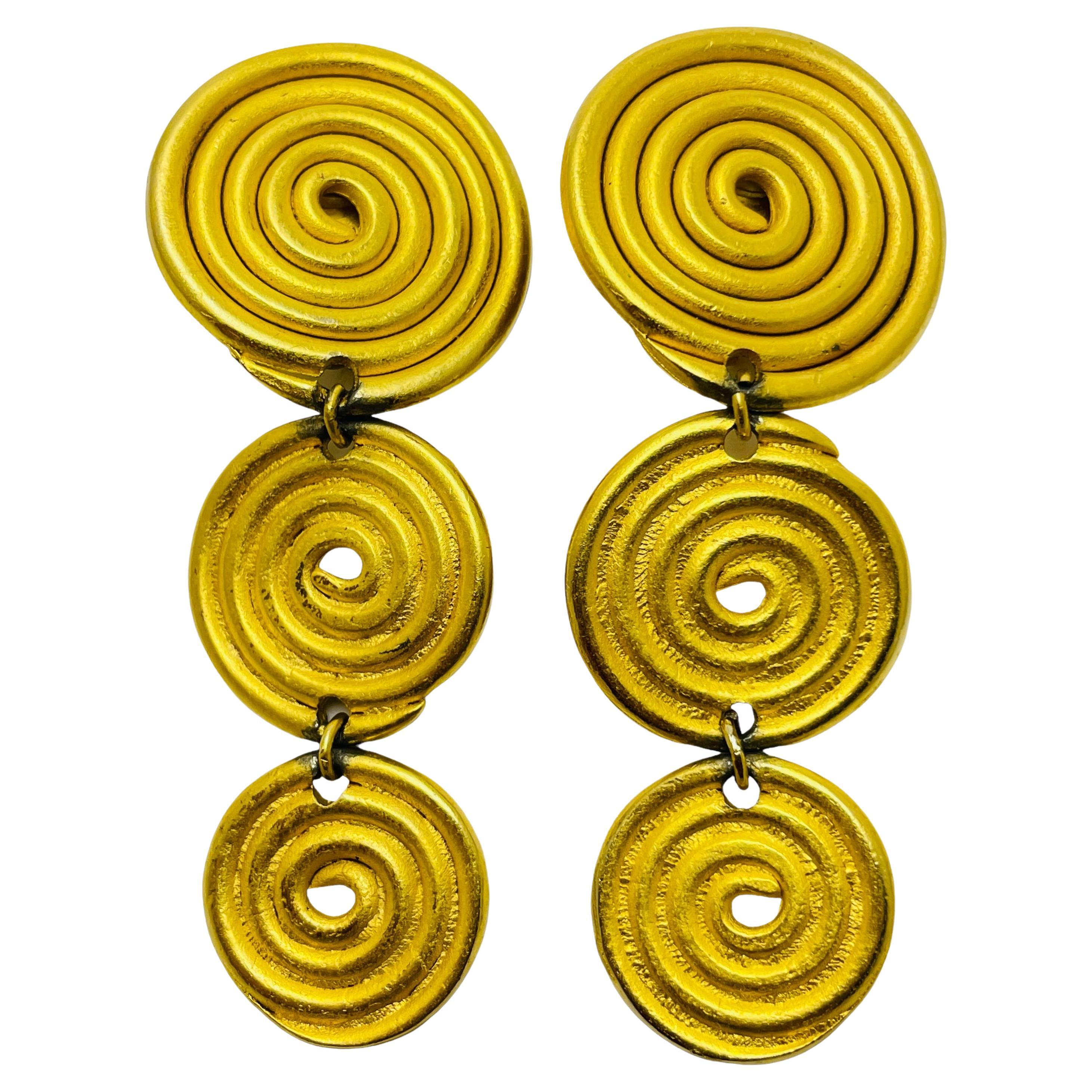 Vintage matte gold modernist swirl designer runway clip on earrings For Sale