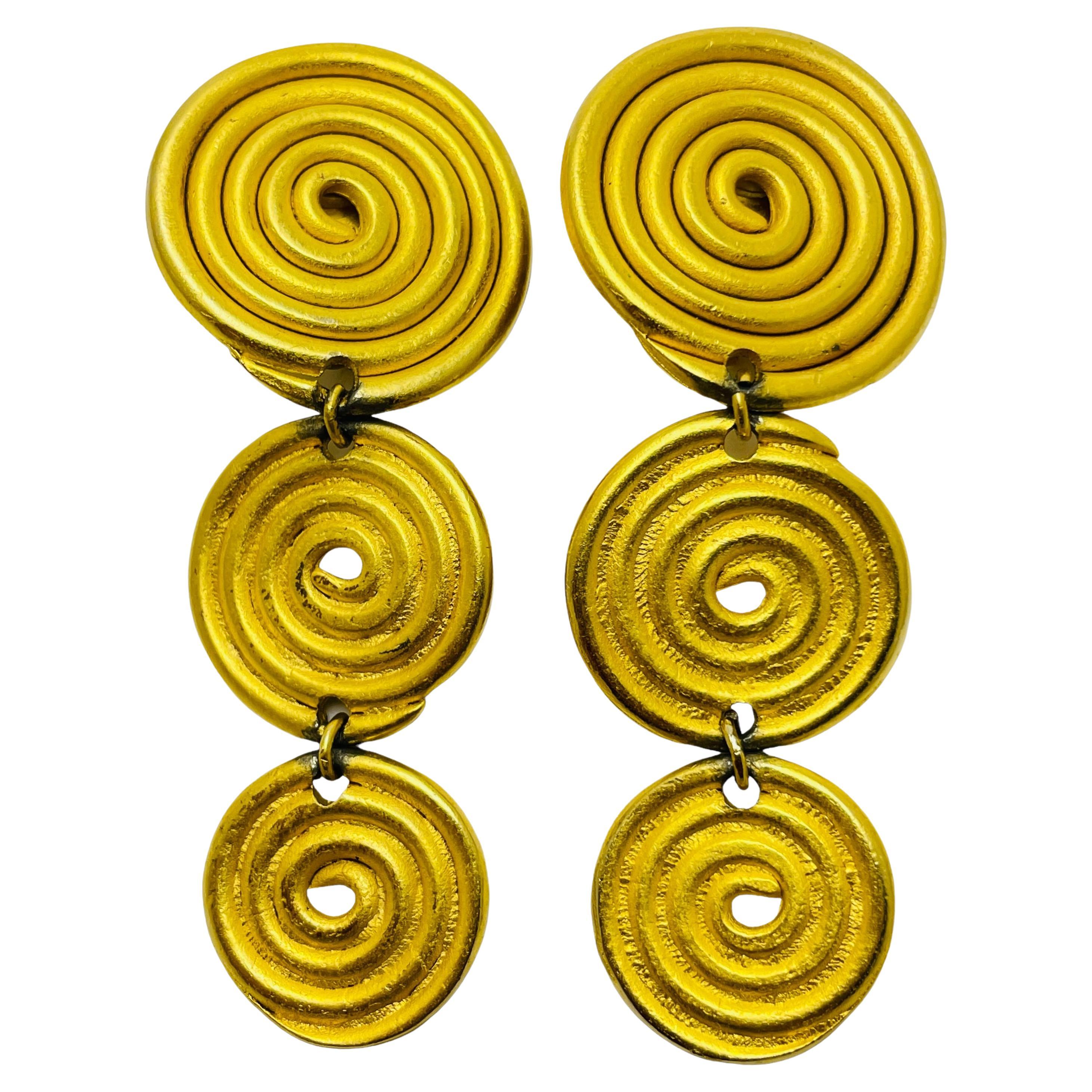 Boucles d'oreilles clips Vintage or mat moderniste avec tourbillon de designer