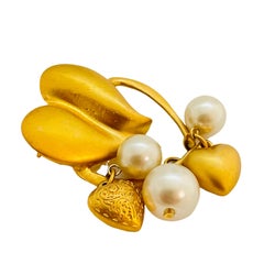 Designer-Laufstegbrosche, mattes Gold, Perle, baumelndes Herz